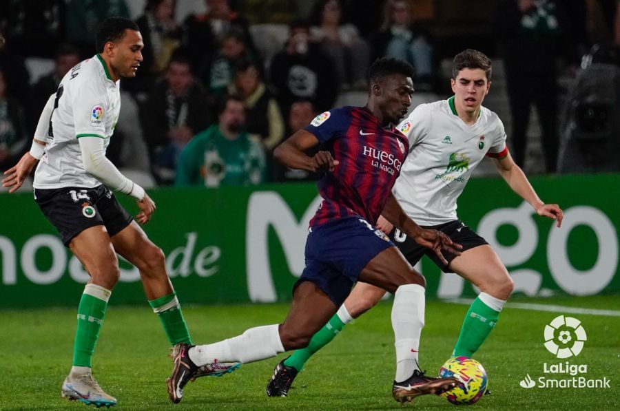 Kanté se lleva el balón ante Mboula