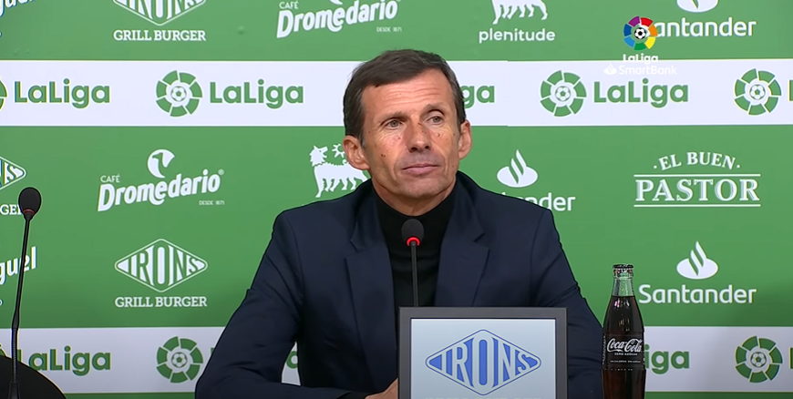 Cuco Ziganda, entrenador del Huesca, en la sala de prensa tras el punto conseguido ante el Racing. 