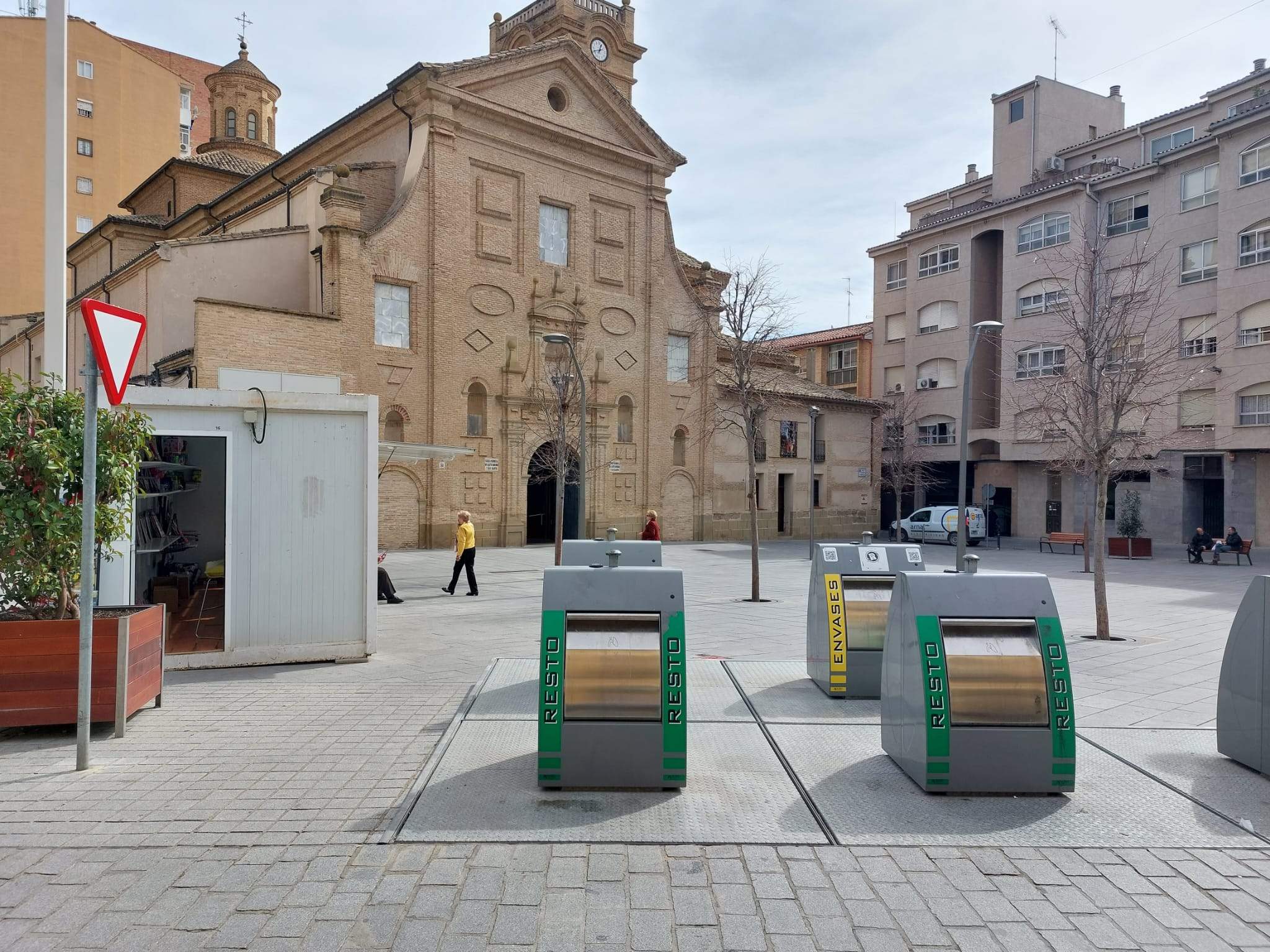 Caseta de kiosco de prensa y contenedores policromáticos. La mejor vista para el final de la Procesión de Viernes Santo