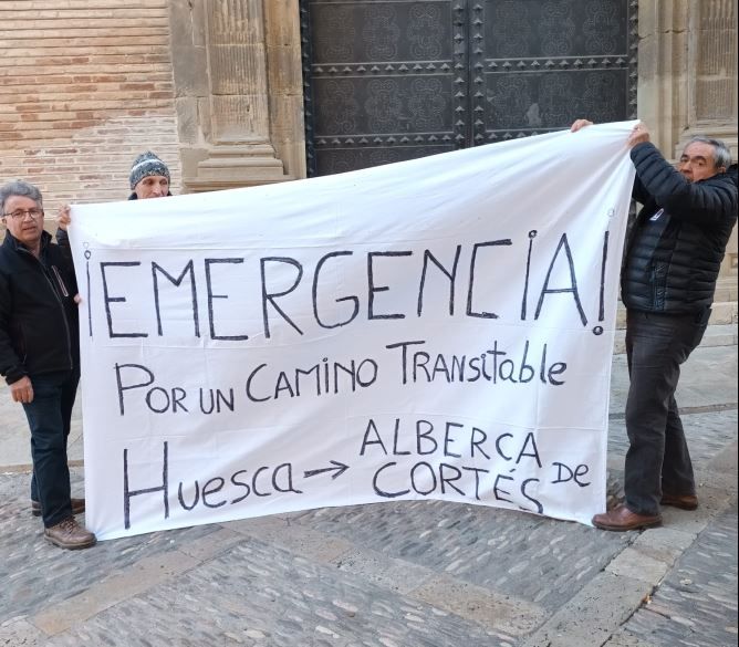 Protesta ante el Ayuntamiento de Huesca
