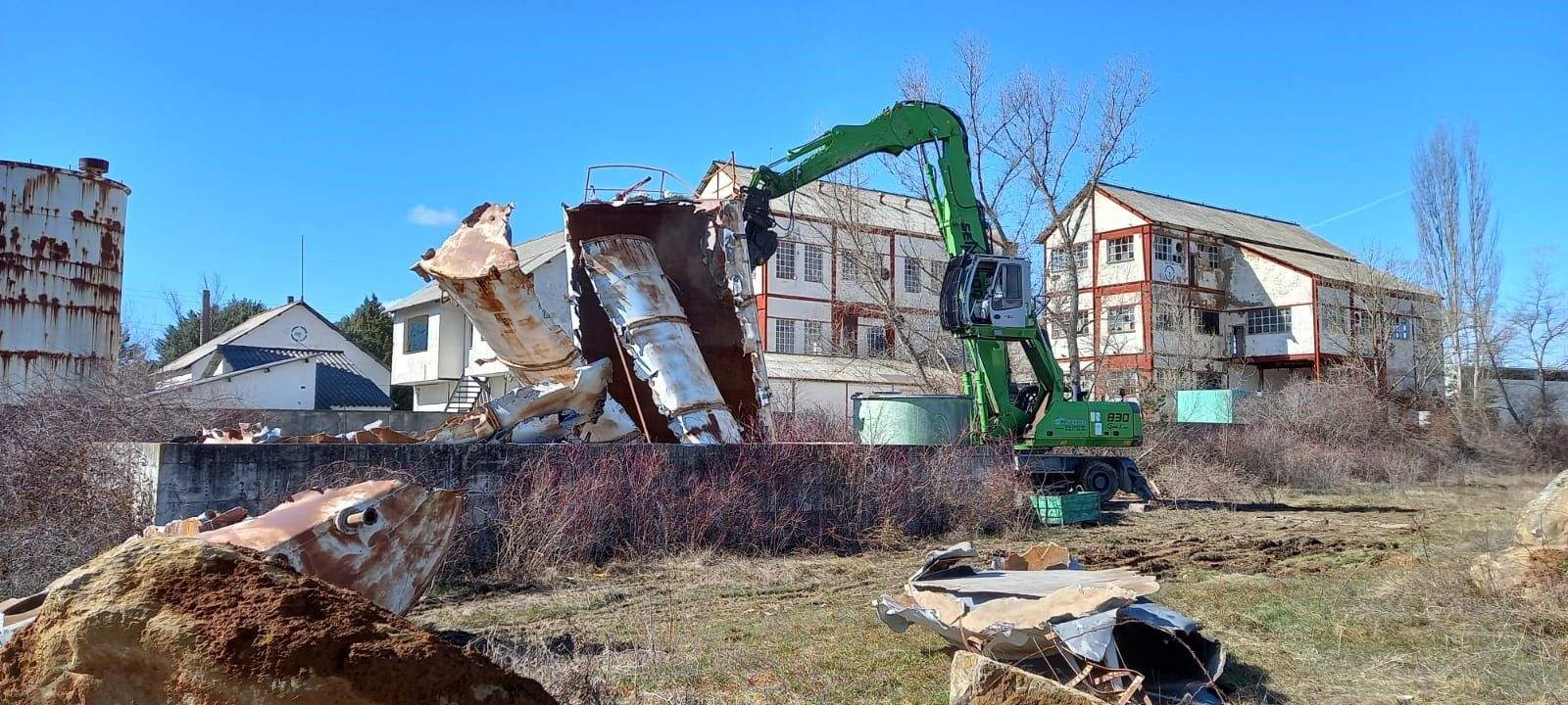 Actuación para la eliminar los depósitos de 'cracking' en la antigua fábrica de Inquinosa en Sabiñánigo.