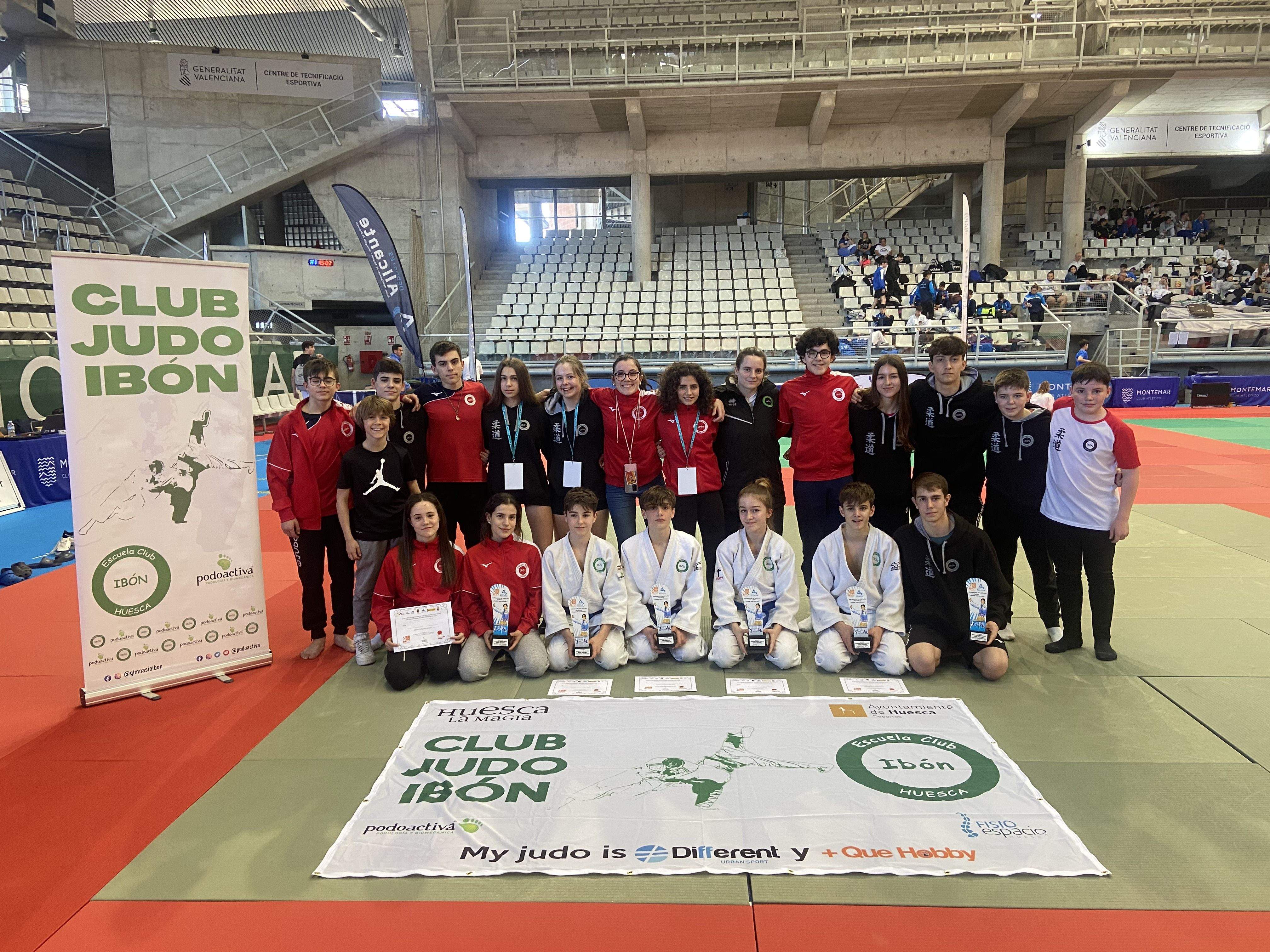 Equipo infantil y cadete de la Escuela Ibón Judo