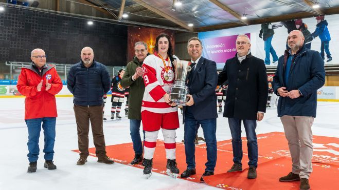 Elena Paules sujeta el trofeo que acredita al Club Hielo Jaca como campeón de Liga. Elena Paules sujeta el trofeo que acredita al Club Hielo Jaca como campeón de Liga.
