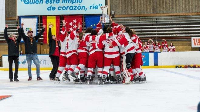 El CH Jaca femenino levanta el trofeo de campeón de liga. El CH Jaca femenino levanta el trofeo de campeón de liga.