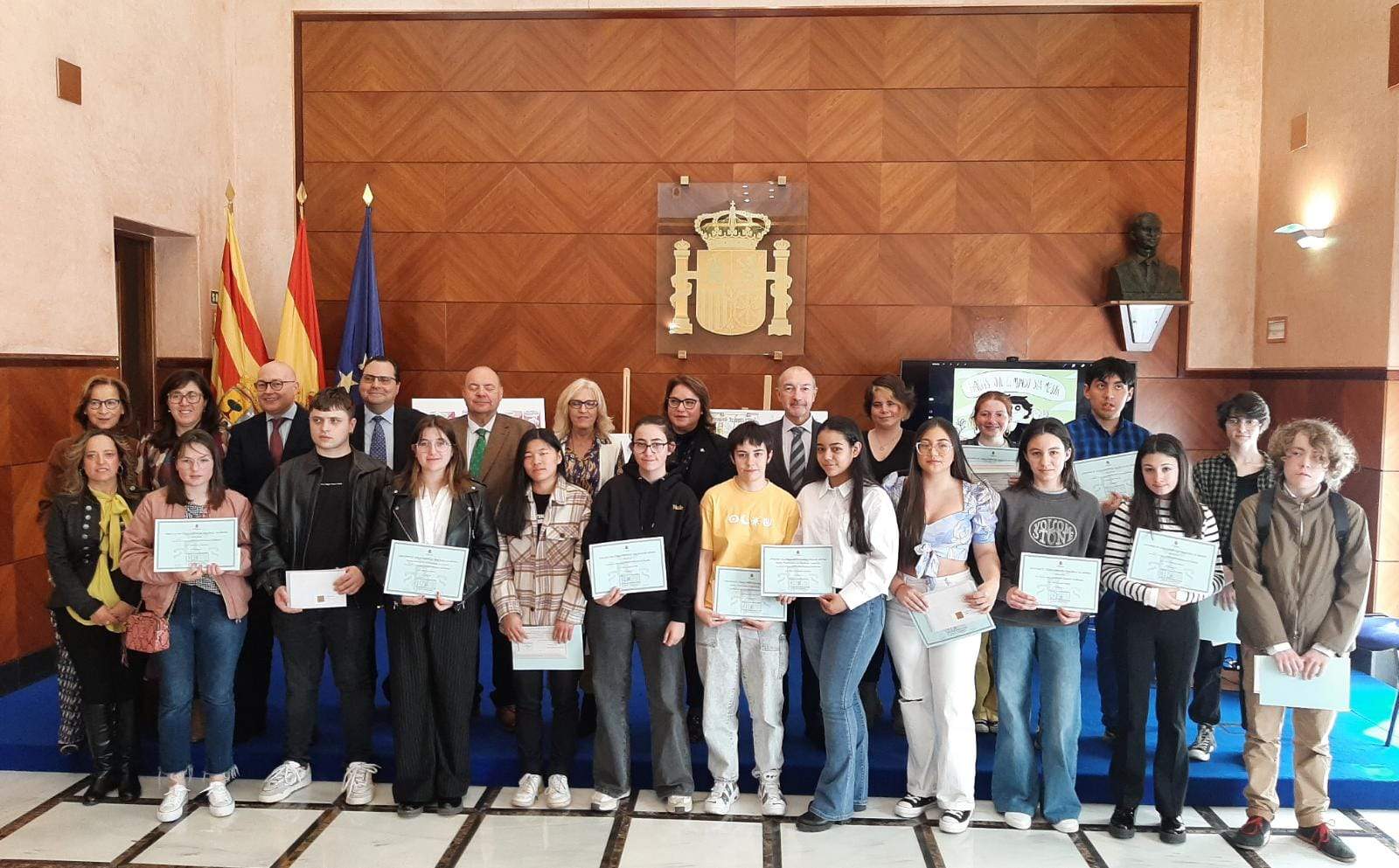 Foto de familia tras la entrega de los galardones del Premio Cómic Delegación del Gobierno en Aragón