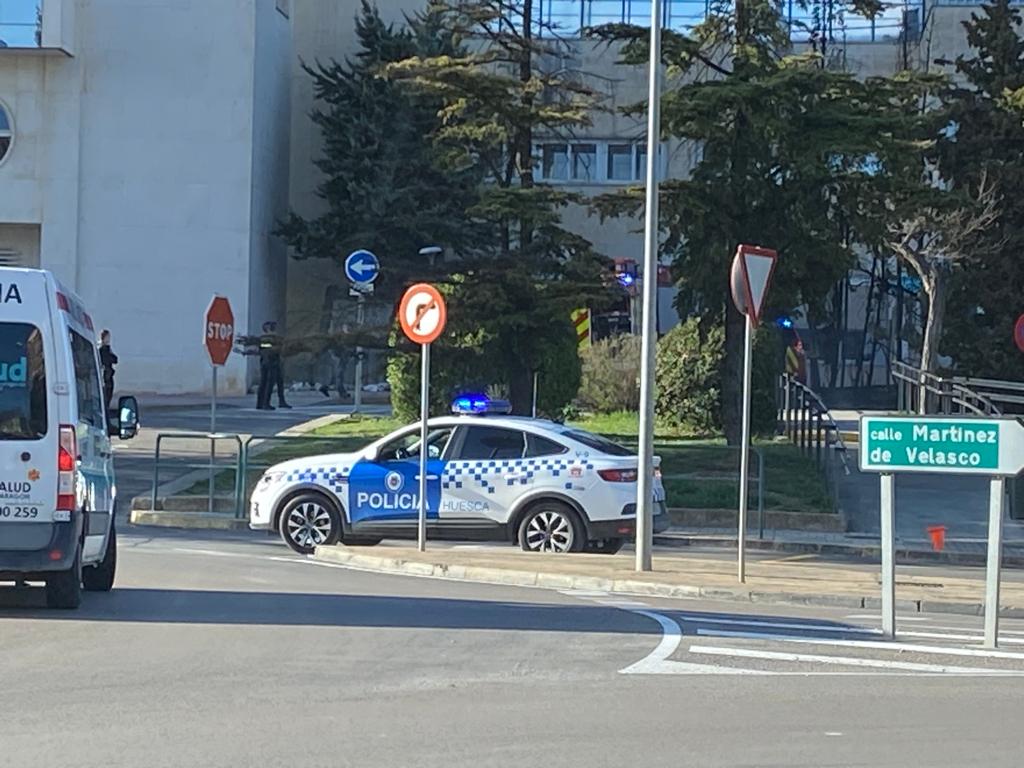 La Policía Local tuvo que intervenir para detener al hombre, que se encontraba muy nervioso. La Policía Local tuvo que intervenir para detener al hombre, que se encontraba muy nervioso.