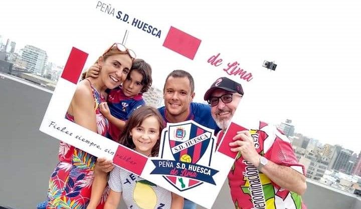 Miembros de la peña SD Huesca en Lima-Perú, entre ellos, Emilio Tolosana.