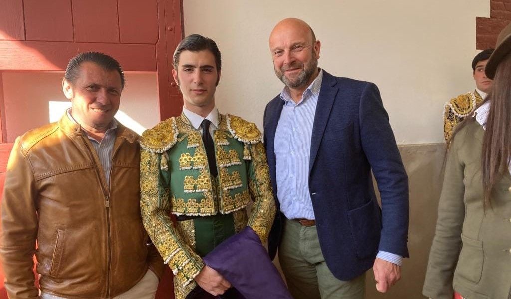 "El Molinero", Porta Miravé y Pablo Ciprés, en el callejón de la Plaza de Toros de Castellón, minutos antes de comenzar la novillada.
