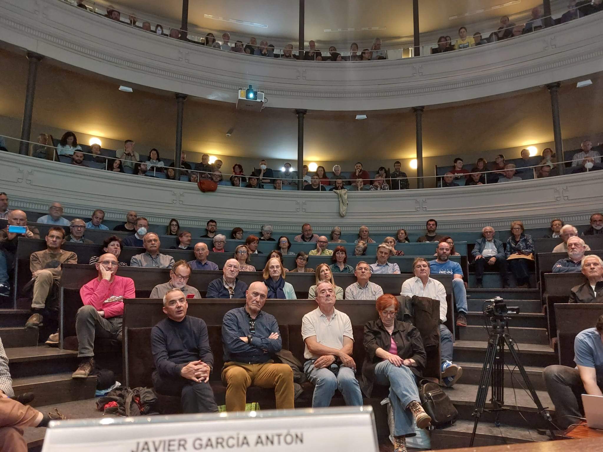 El aula magna del Paraninfo, a tope en el debate sobre Canal Roya
