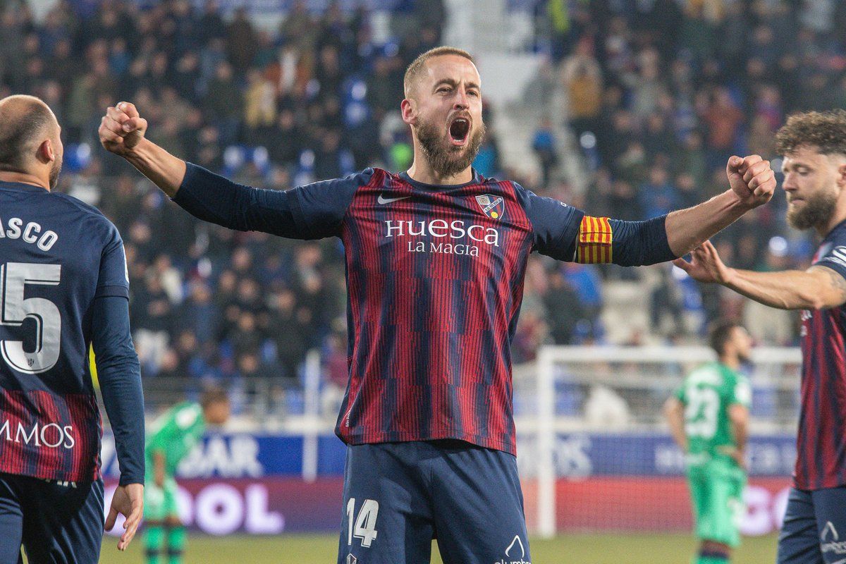 Jorge Pulido, capitán del Huesca, celebra el gol ante el Levante. Foto: SD Huesca