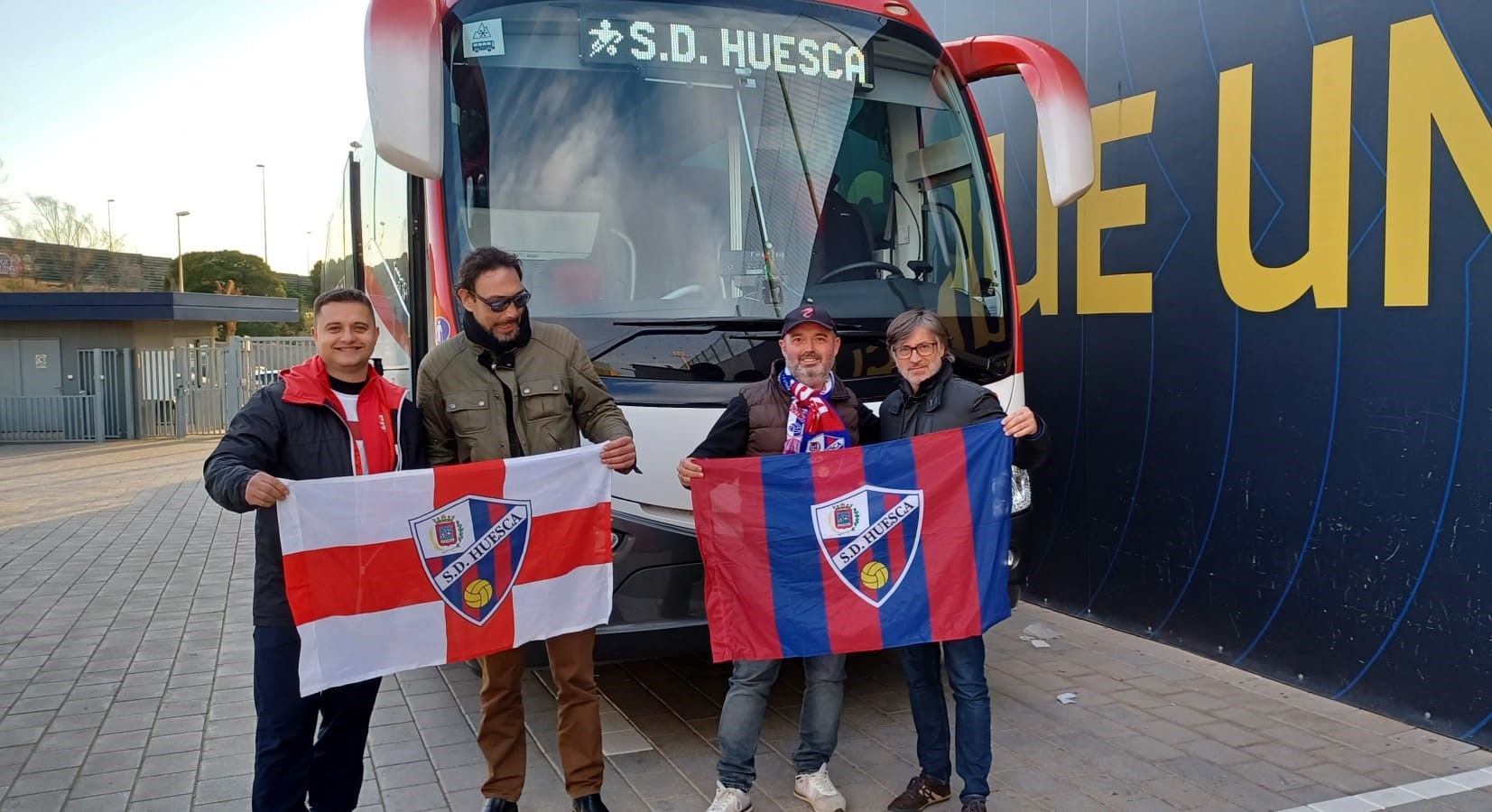 Aficionados del Huesca de la Peña SD Huesca Barcelona.