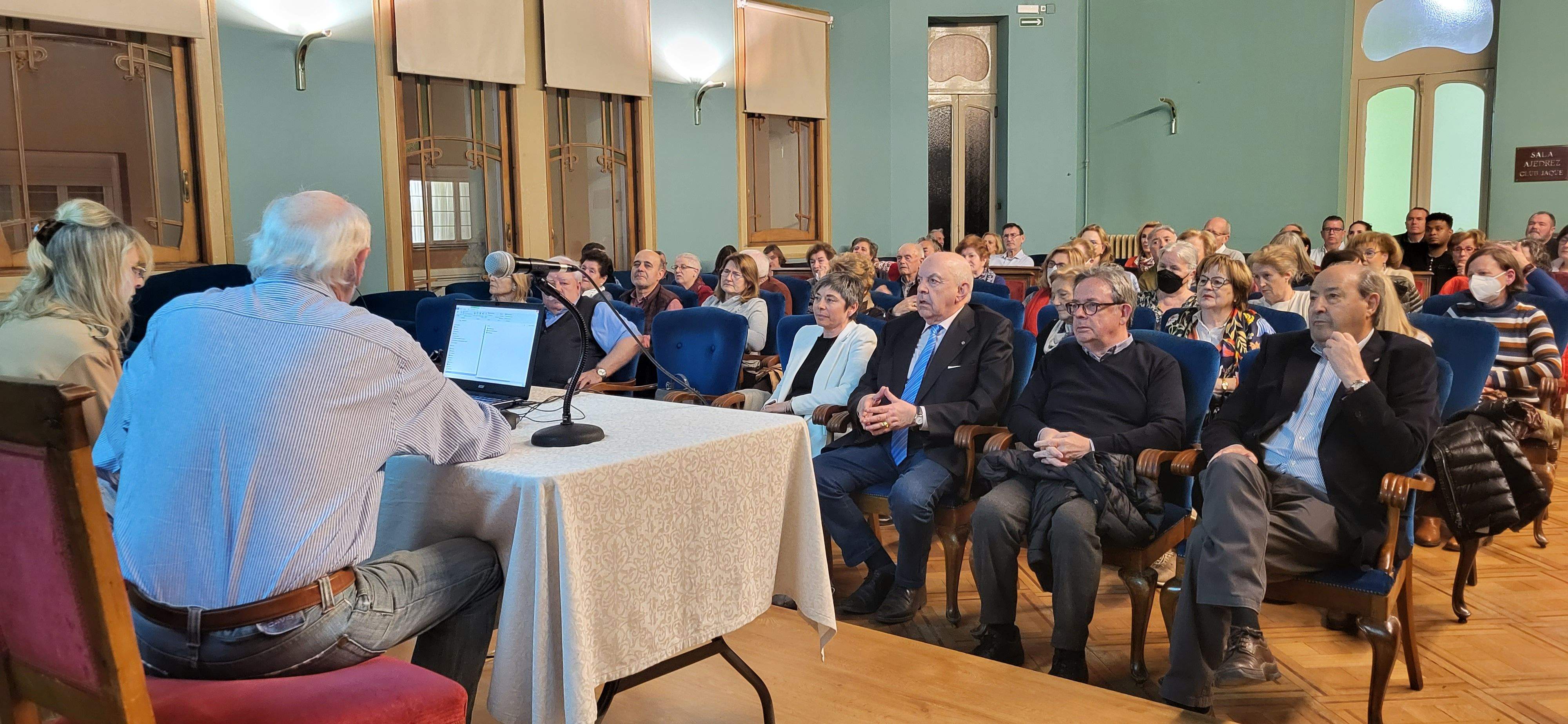 Miguel Ángel Santos Gastón, en el Salón Azul del Casino de Huesca. Foto Myriam Martínez