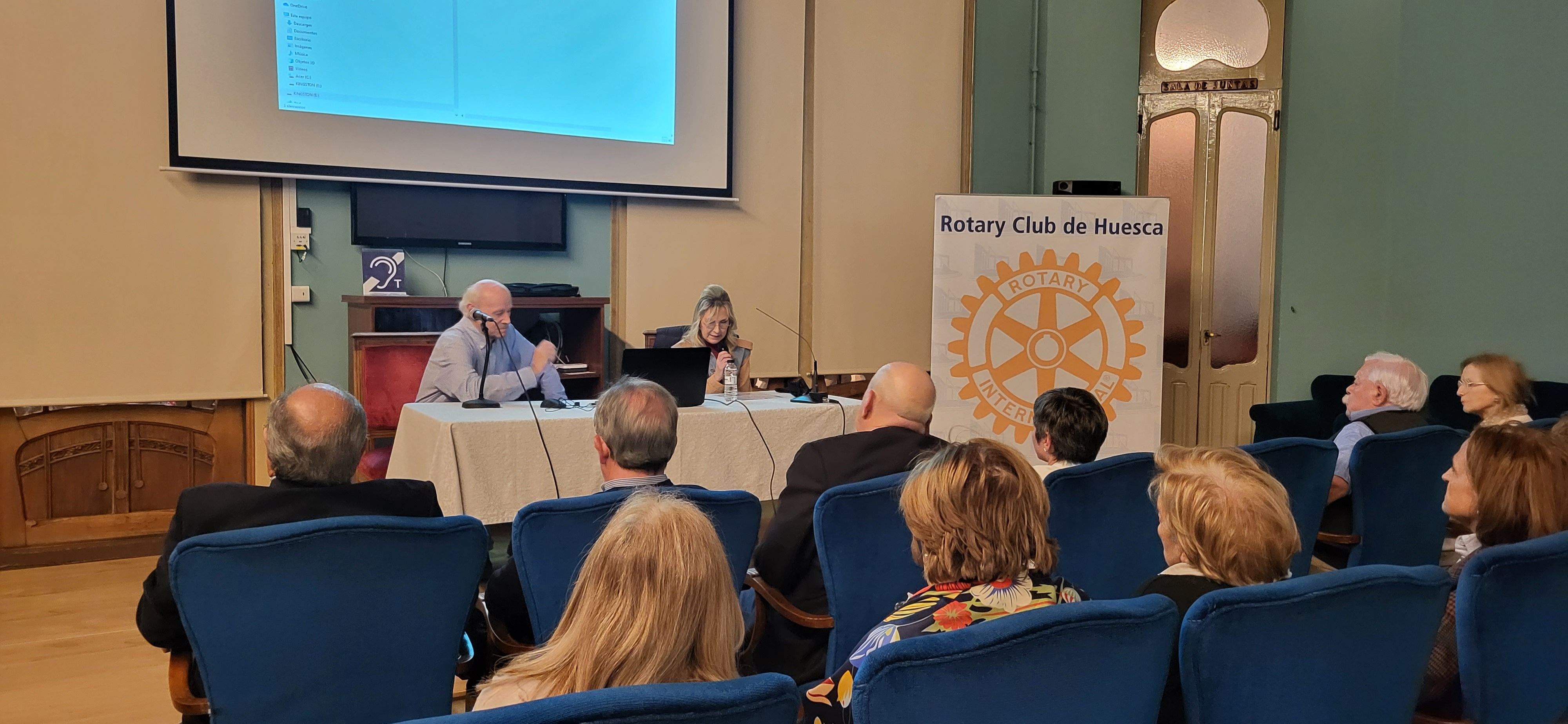 Miguel Ángel Santos Gastón, en el Salón Azul del Casino de Huesca. Foto Myriam Martínez
