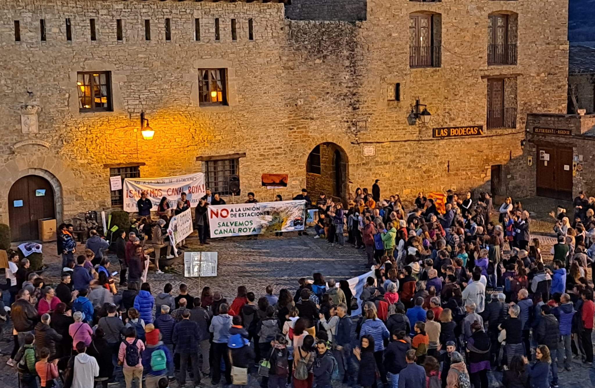 Concentración contra la unión de estaciones en la plaza Mayor de Aínsa.