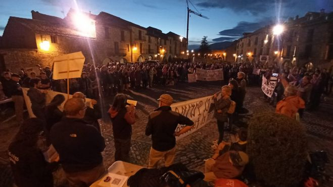 Imagen de la concentración celebrada la tarde de este jueves en Aínsa.