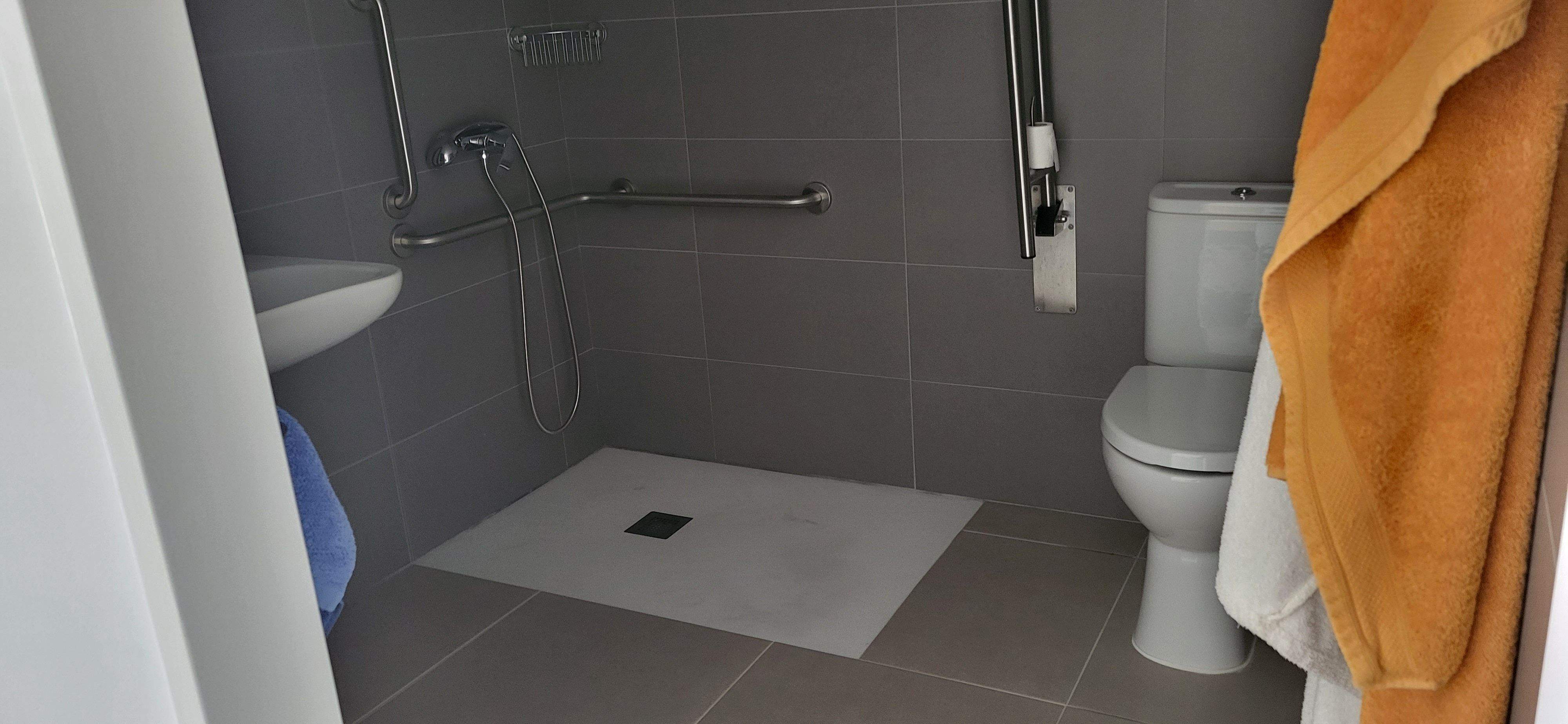 Valentia inaugura sus nuevas viviendas de Huesca. Foto Myriam Martínez 