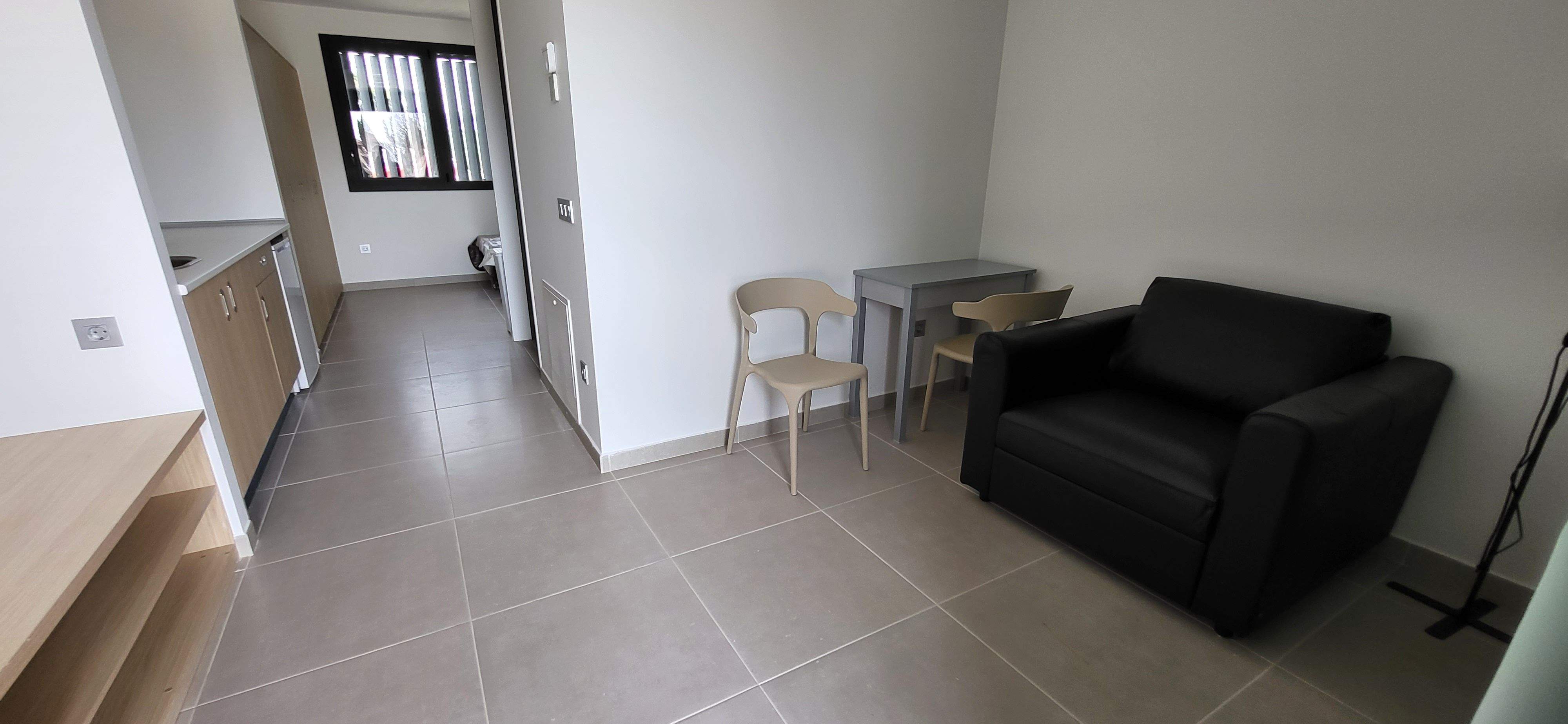 Valentia inaugura sus nuevas viviendas de Huesca. Foto Myriam Martínez 