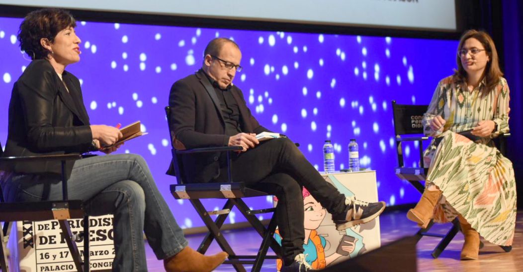 Beatriz Barrabés, moderadora del acto junto a Ramón Buetas e Inmaculada Encinas.