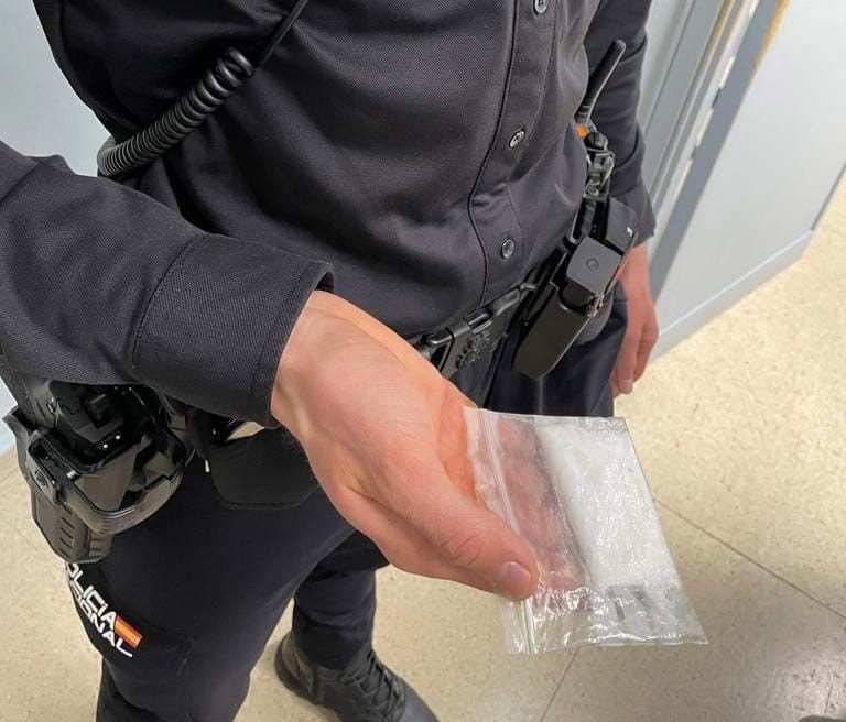 Agentes de la Policía Nacional hallaron una bolsa con 7,76 gramos de speed.