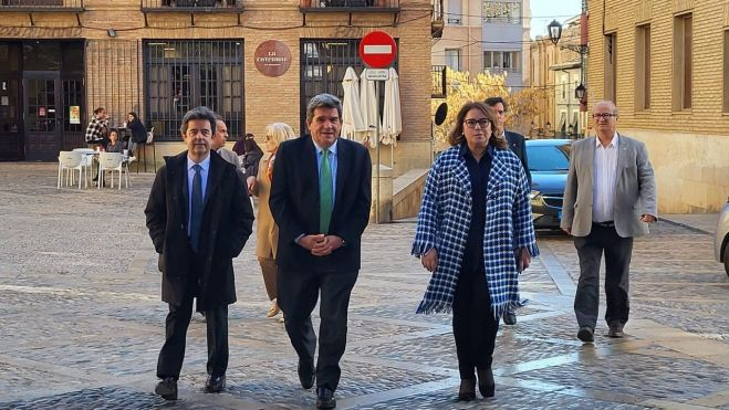 Luis Felipe, José Luis Escrivá y Rosa Serrano, en primer término, a su llegada al Ayuntamiento.