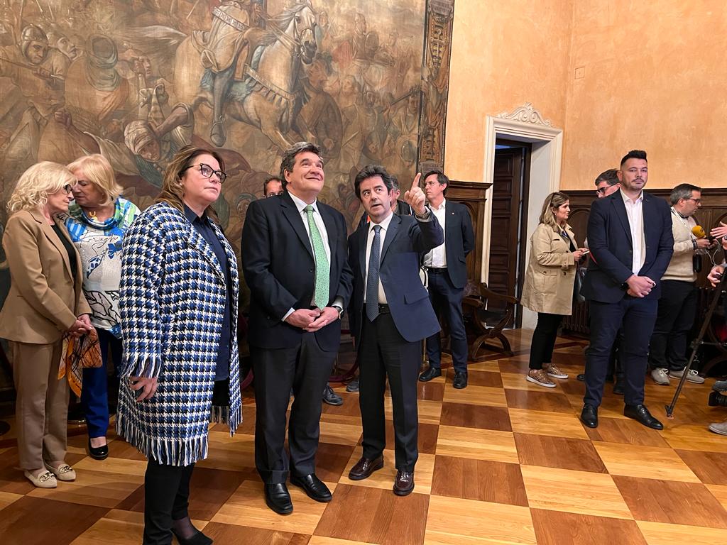 El alcalde traslada detalles del cuadro de La campana de Huesca al ministro Escrivá junto con la delegada del Gobierno, Rosa Serrano.