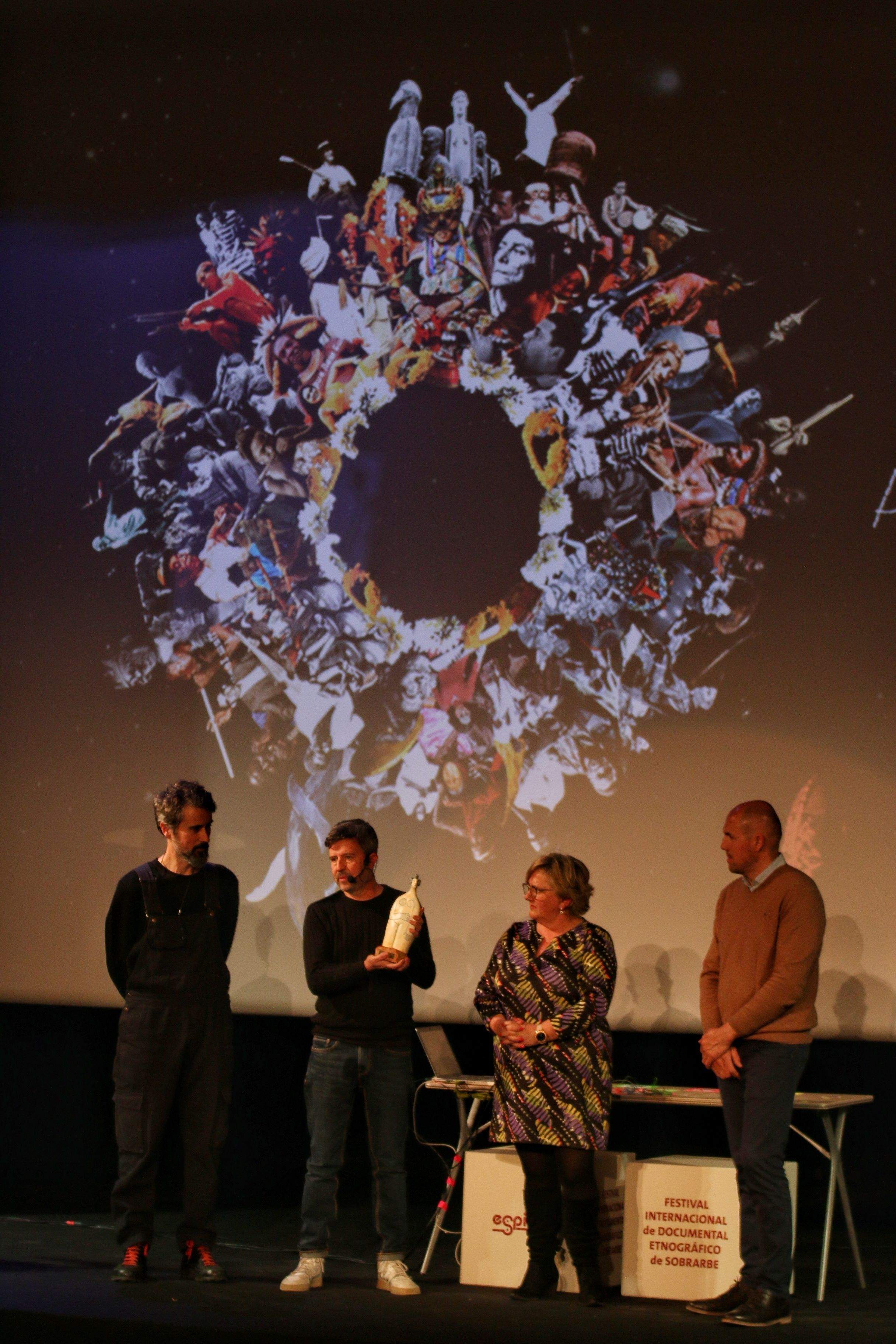 Siñal Chicorrón para Antropollops.  Carmen Muro y José María Giménez entregan el premio.