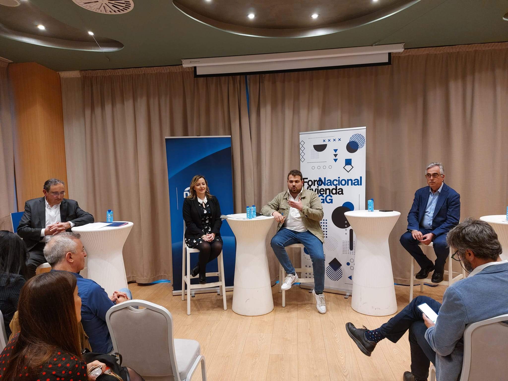 Javier Caudillo, Pilar Abad, Pepe López Puy y Juan Carlos Bandrés en la mesa redonda sobre la vivienda para los jóvenes.