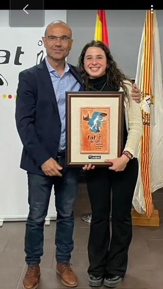 Gonzalo Corrales y María Cachinero con la distinción a la tenista oscense.