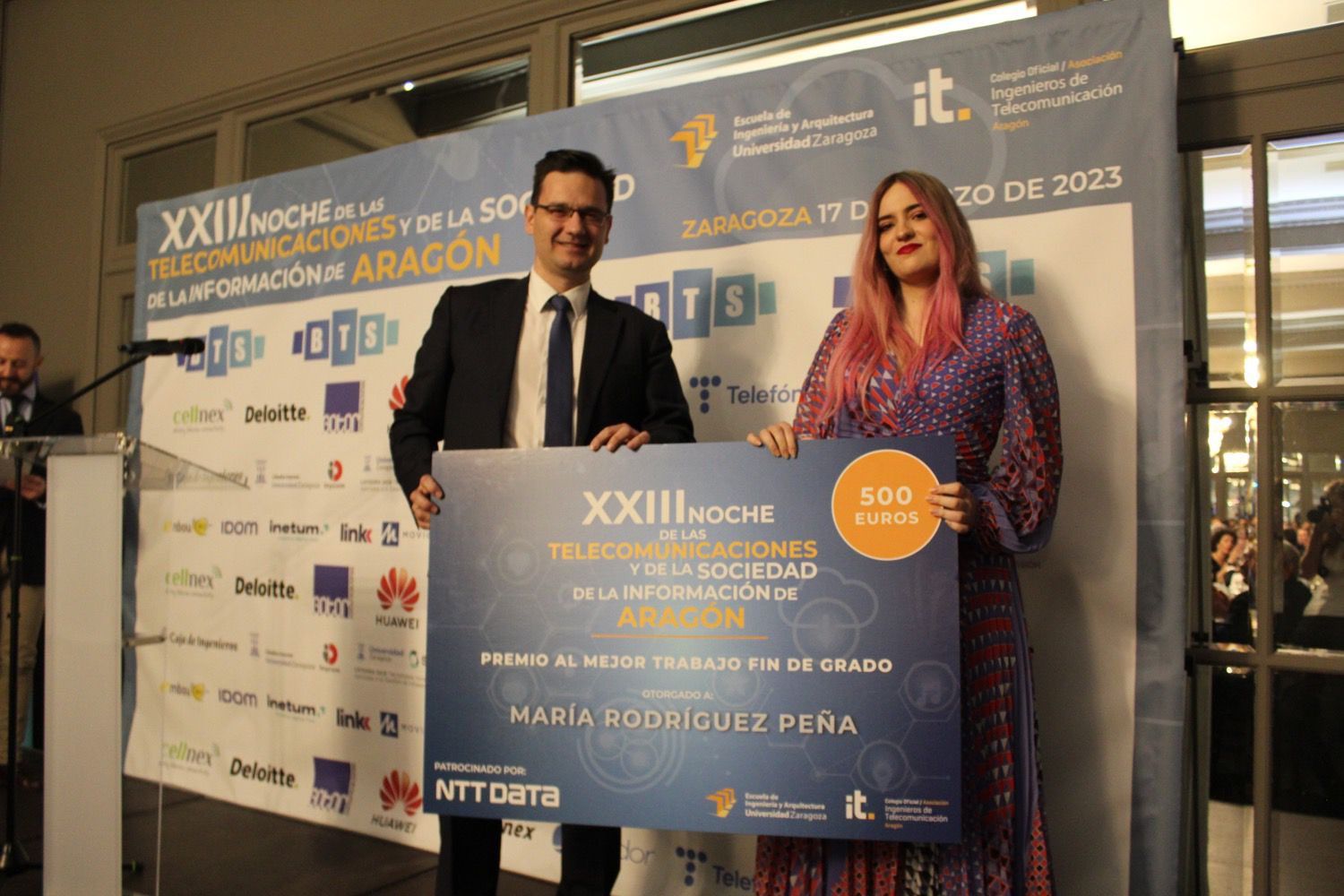 María Rodríguez recoge su premio por el TFG