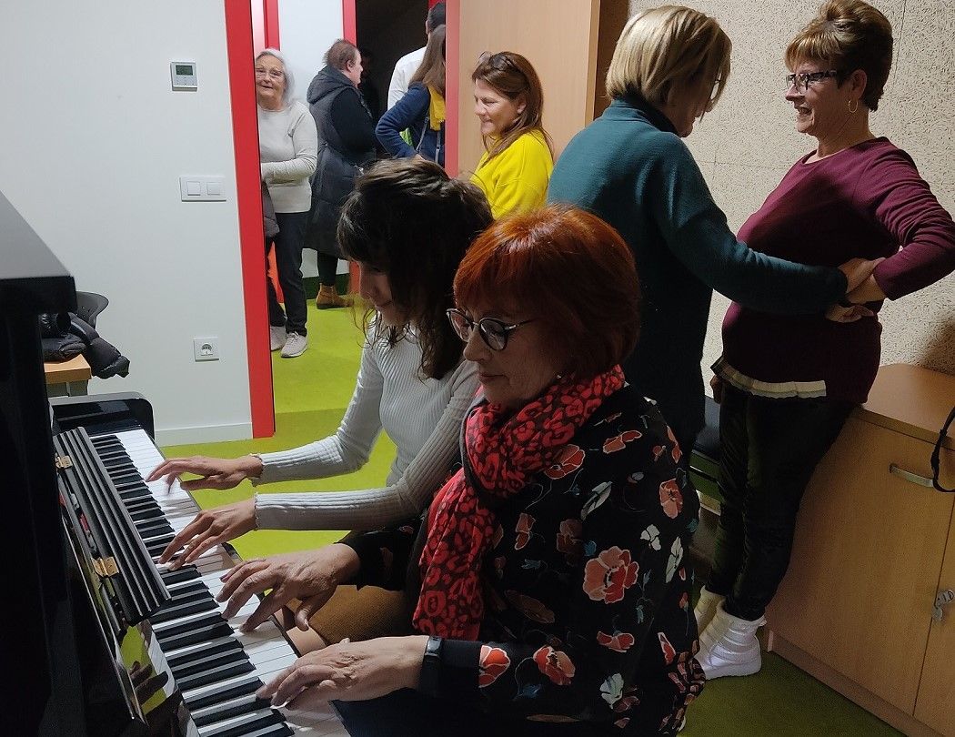 Felisa y Natalia, en una de las aulas de la escuela.