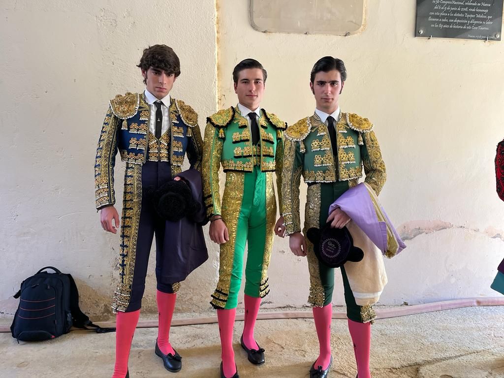 Jorge Mallén, Ignacio Boné y Porta Miravé, en el patio de cuadrillas de la Plaza de Toros de Huesca, serán protagonistas en Zaragoza. Foto: Adrián Mora