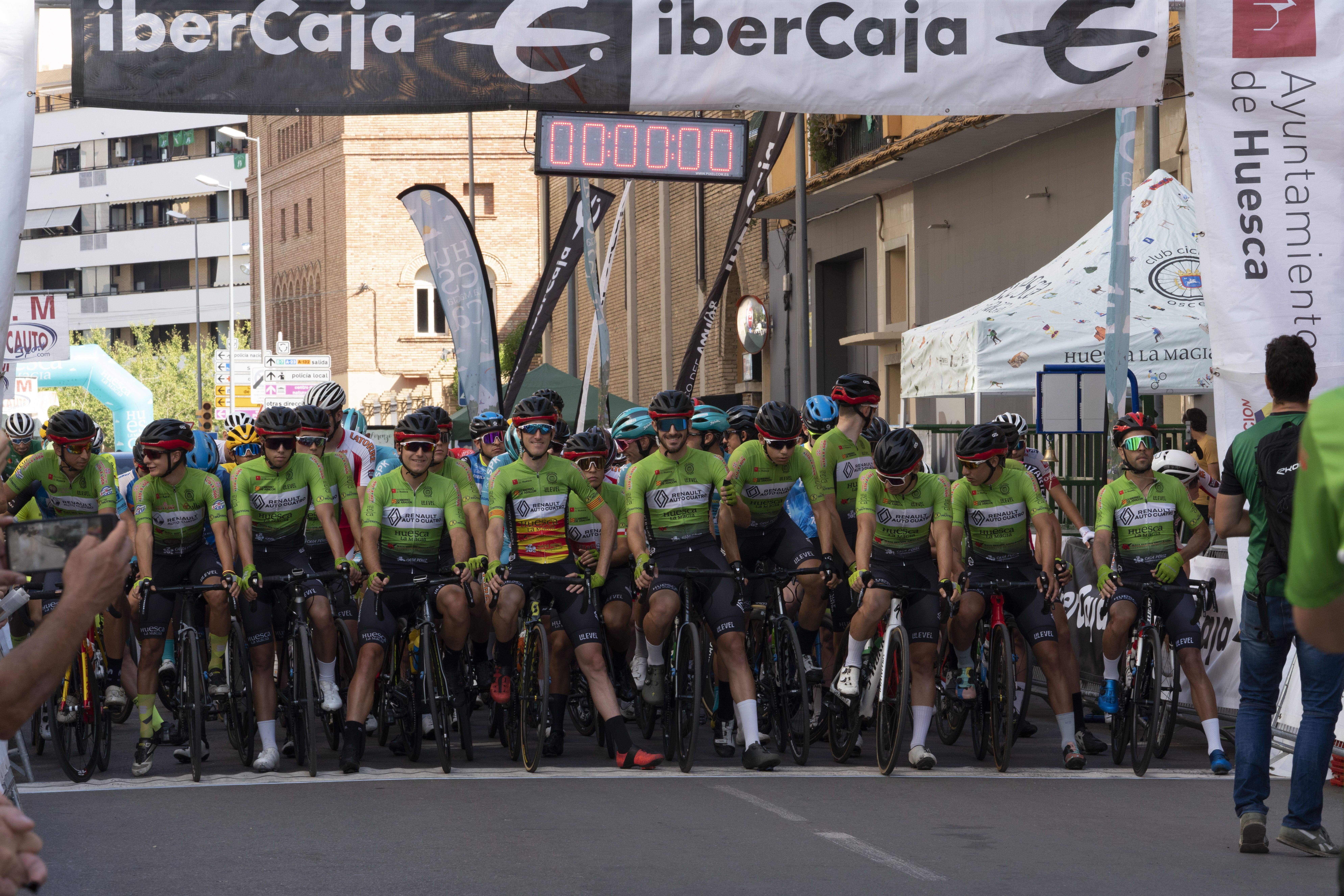 Corredores locales ante de tomar la salida. Foto José Antonio Terrón
