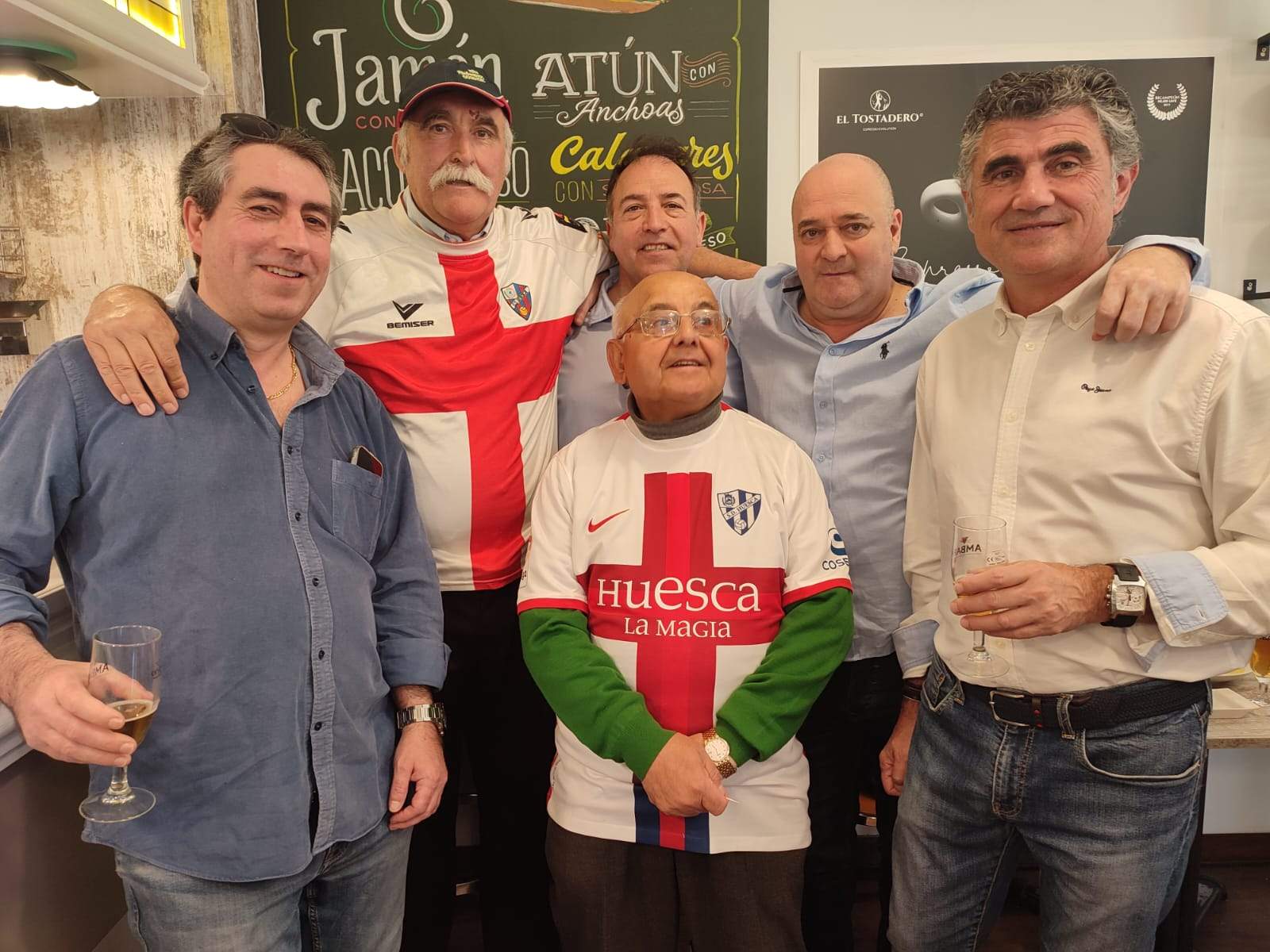 Fénomenos oscenses y As de Corazones Armada Blanquilla. Foto Miguel Ángel Blasco 