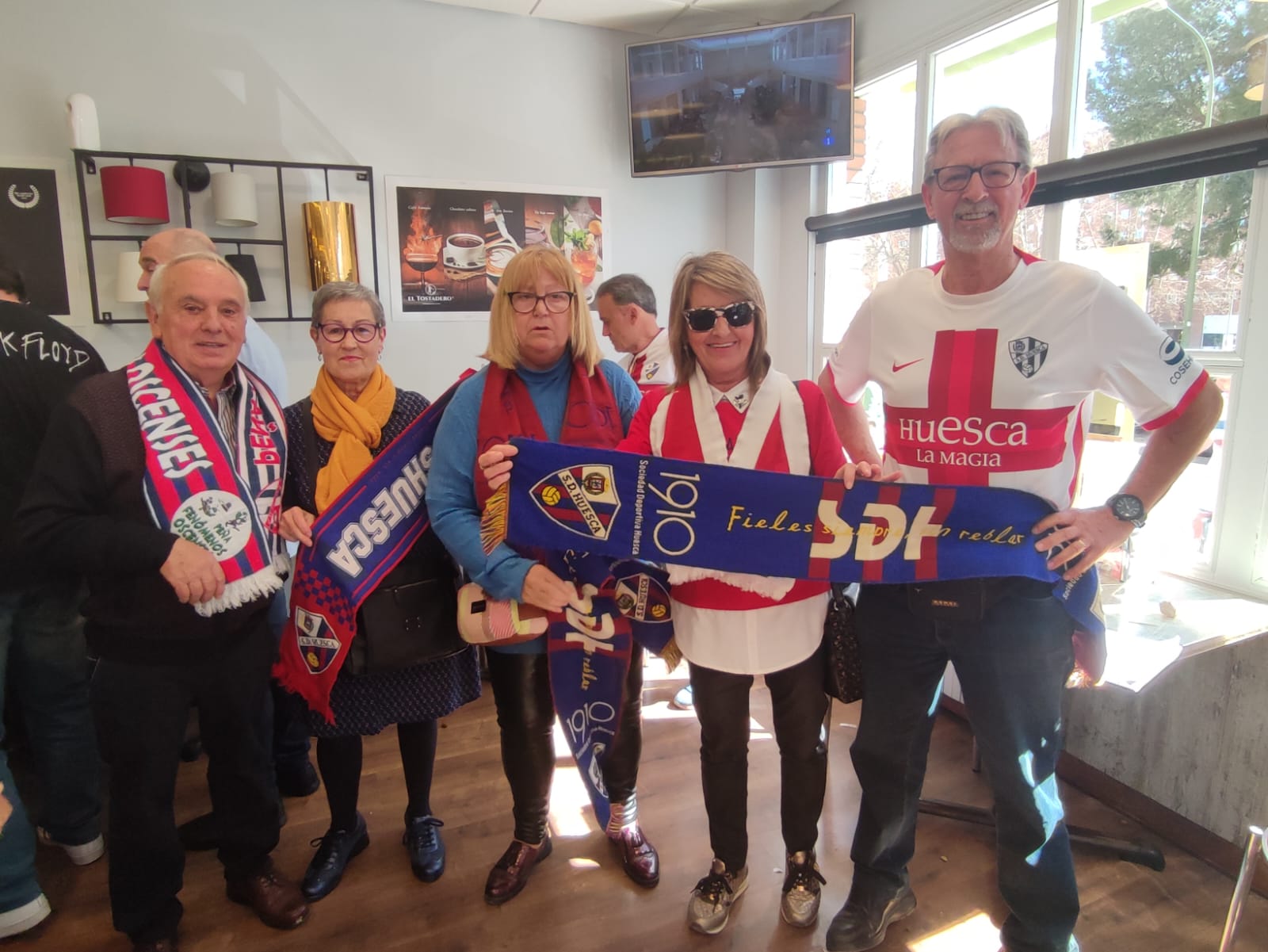 Fénomenos oscenses y As de Corazones Armada Blanquilla. Foto Miguel Ángel Blasco 