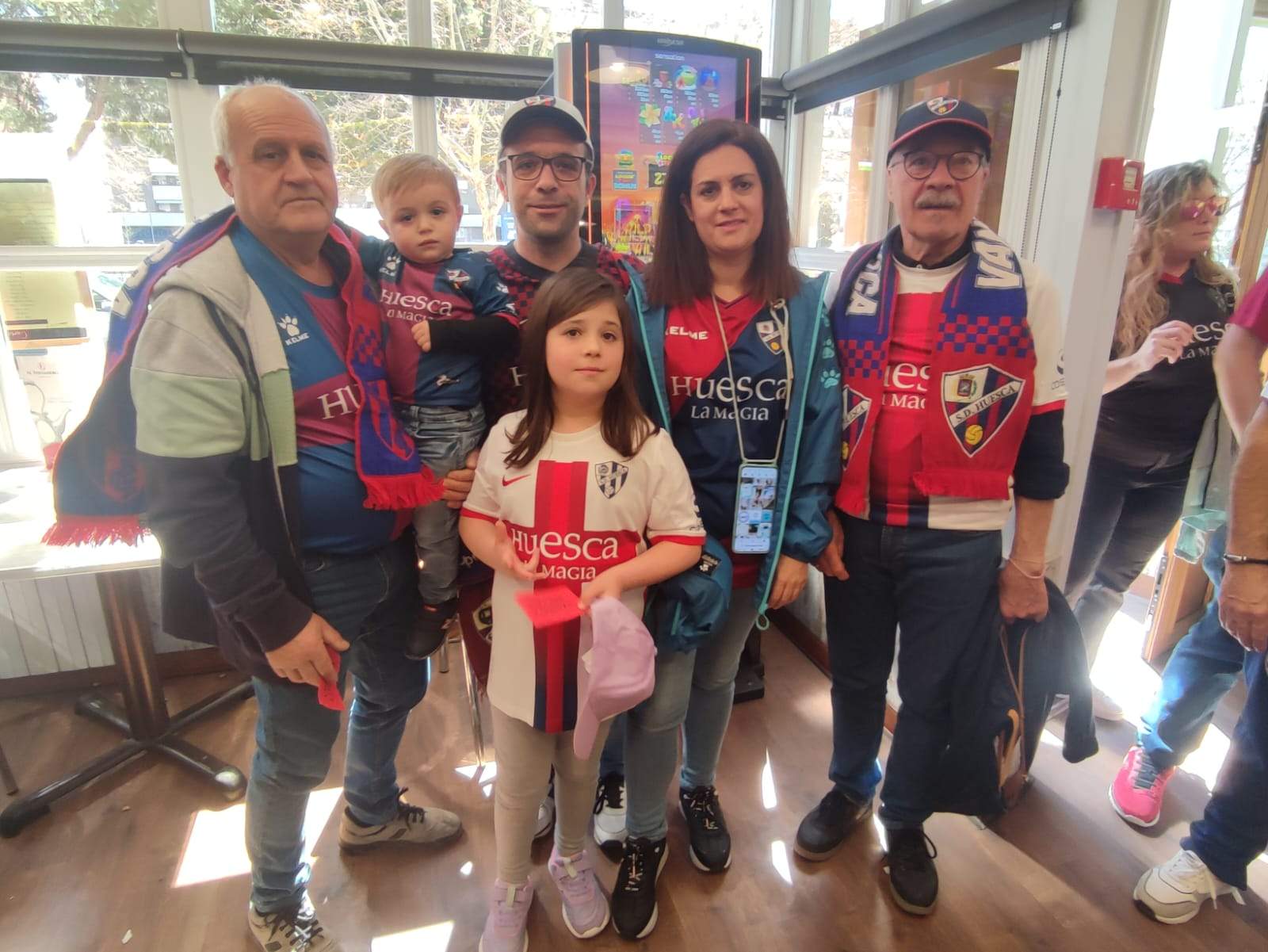 Fénomenos oscenses y As de Corazones Armada Blanquilla. Foto Miguel Ángel Blasco