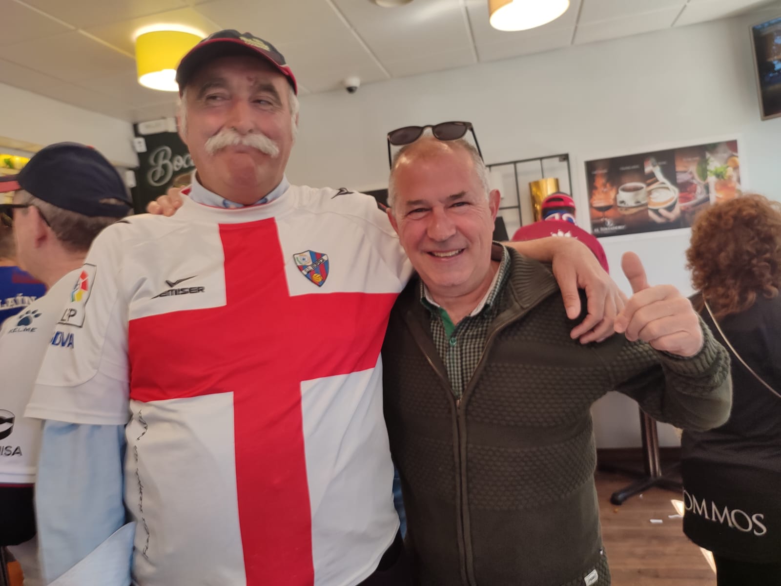 Fénomenos oscenses y As de Corazones Armada Blanquilla. Foto Miguel Ángel Blasco