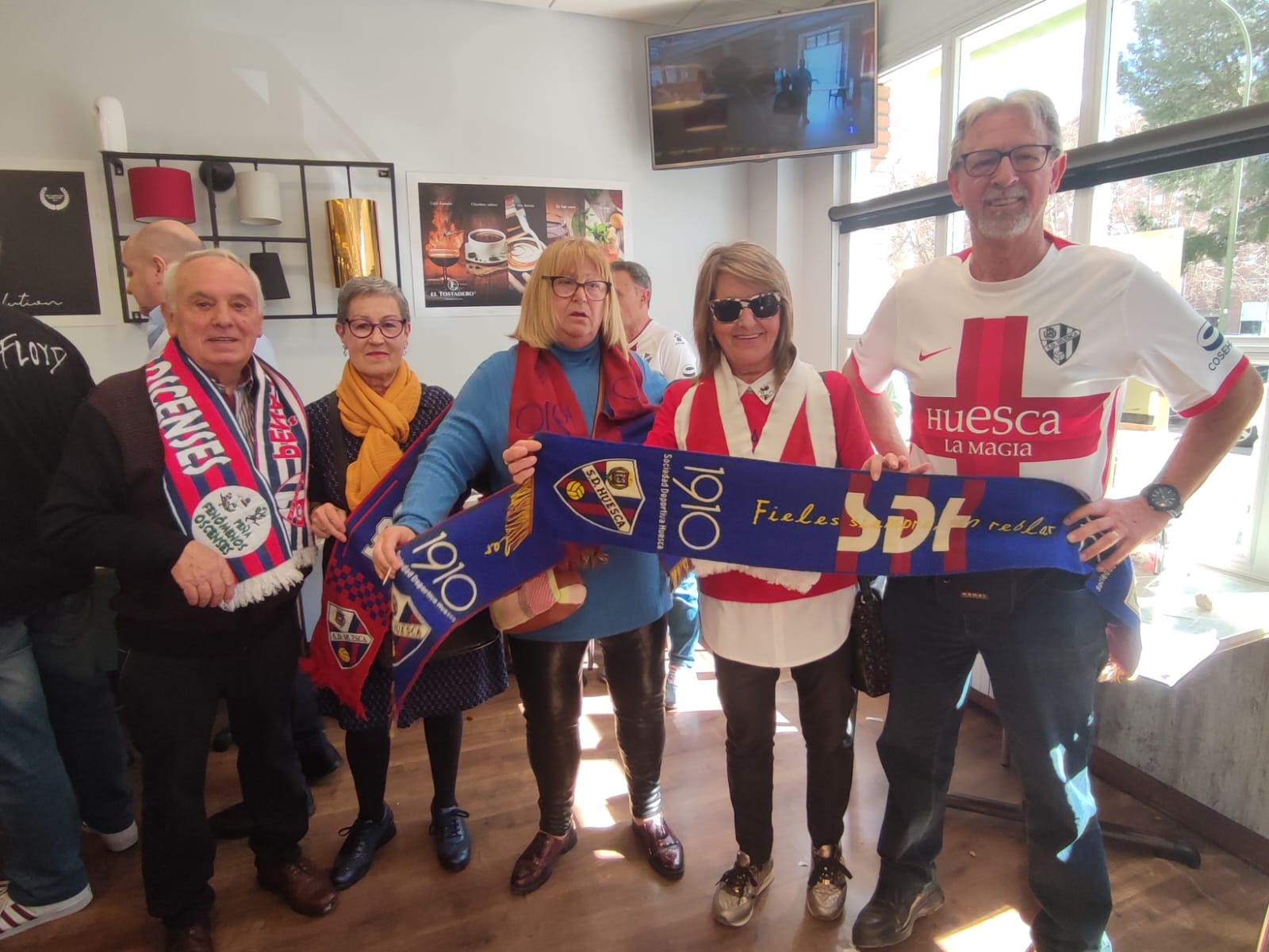 Fénomenos oscenses y As de Corazones Armada Blanquilla. Foto Miguel Ángel Blasco 