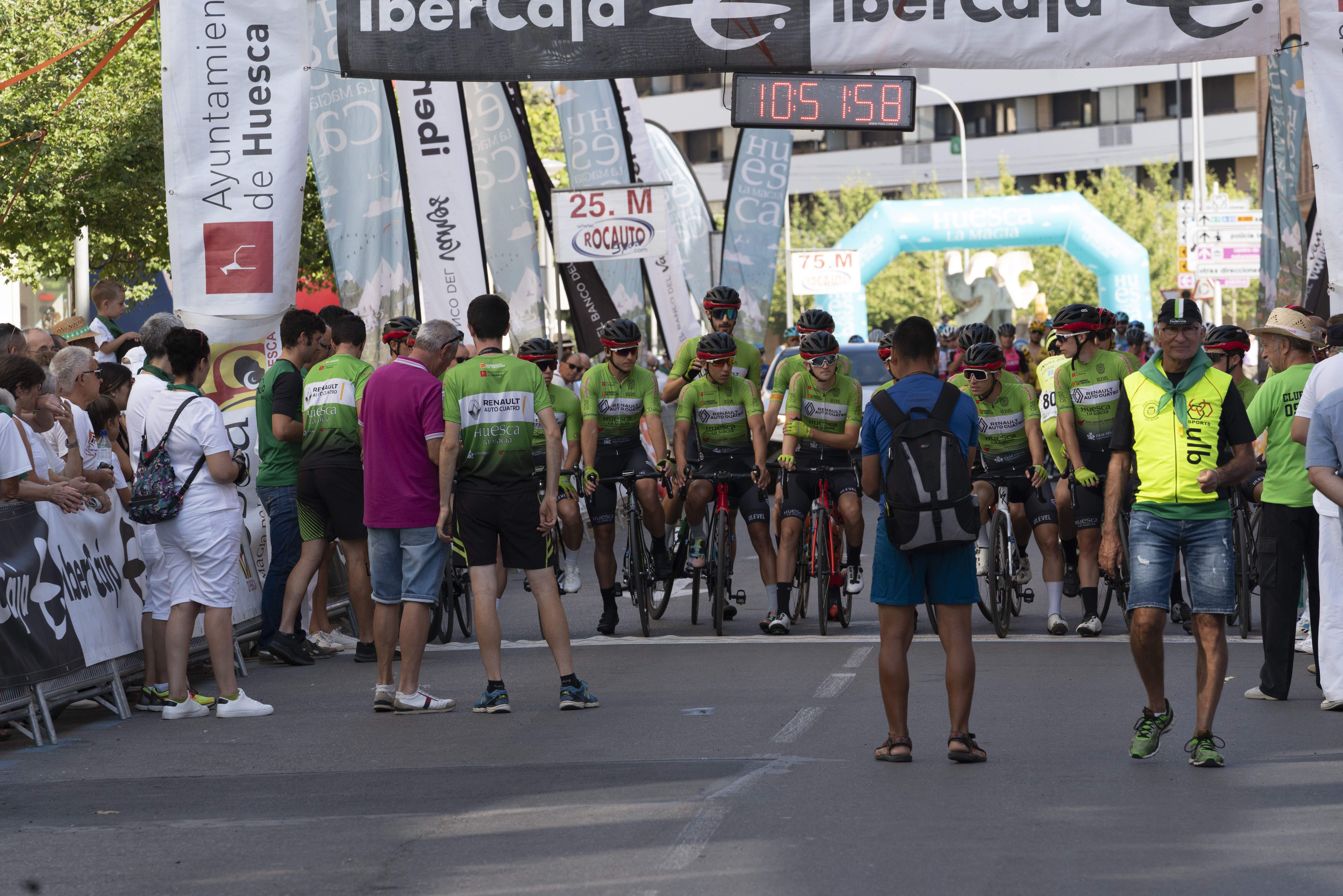 El equipo Huesca La Magia-Renault antes de partir. Foto José Antonio Terrón