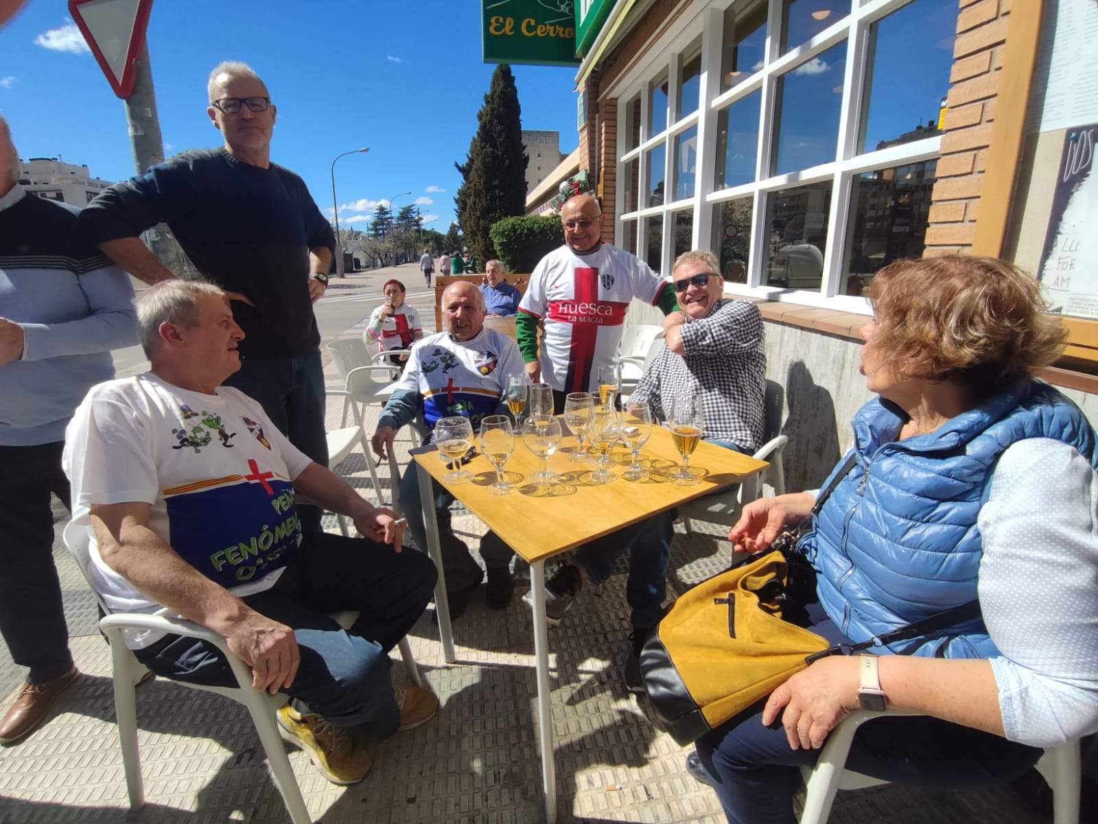 Fénomenos oscenses y As de Corazones Armada Blanquilla. Foto Miguel Ángel Blasco 