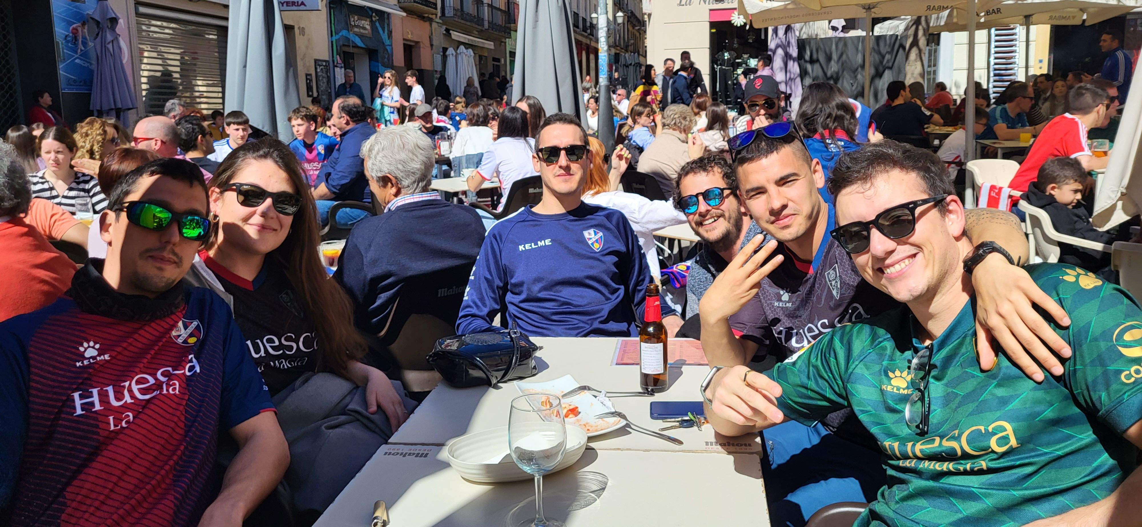 Ambiente previo al derbi del Huesca-Zaragoza en la ciudad. Foto Mercedes Manterola