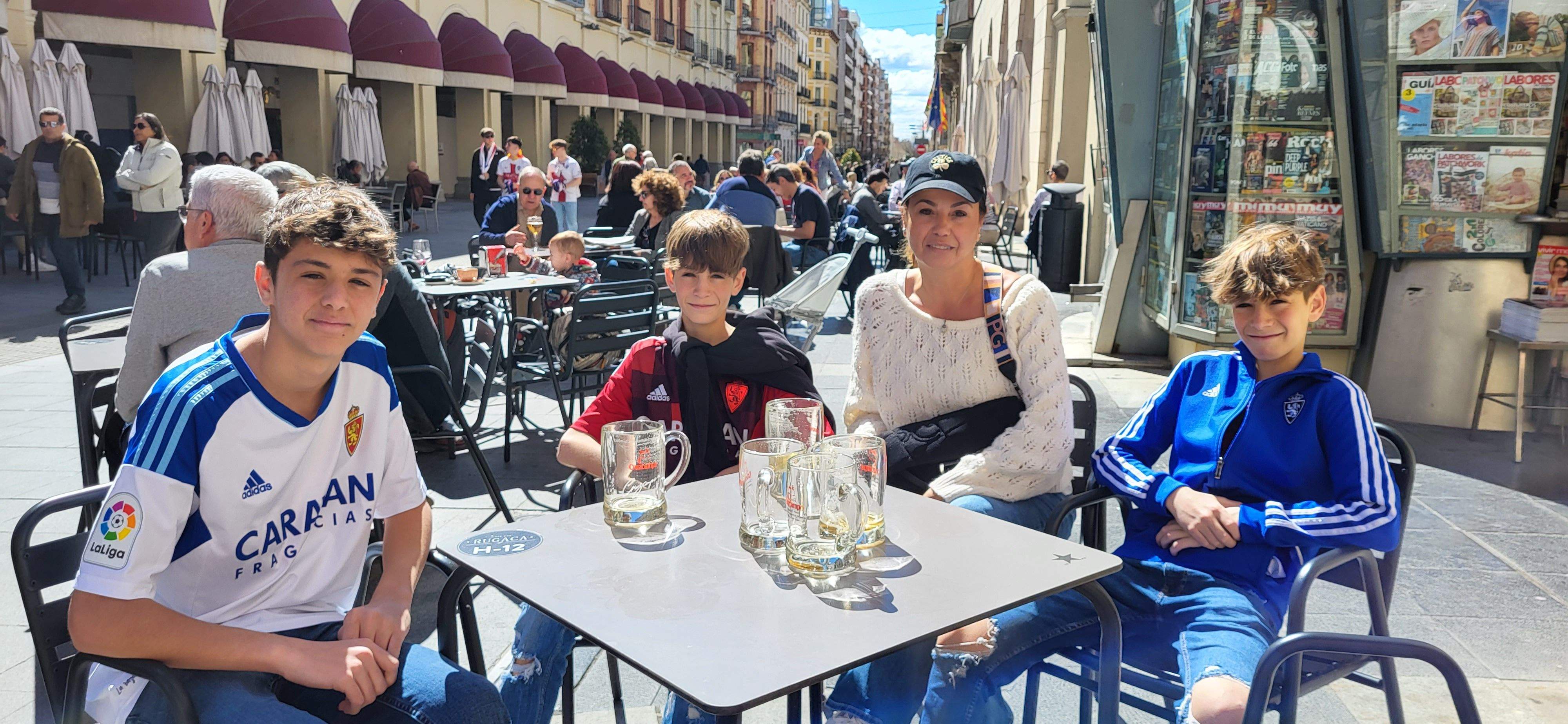  Ambiente previo al derbi del Huesca-Zaragoza en la ciudad.  Foto Mercedes Manterola