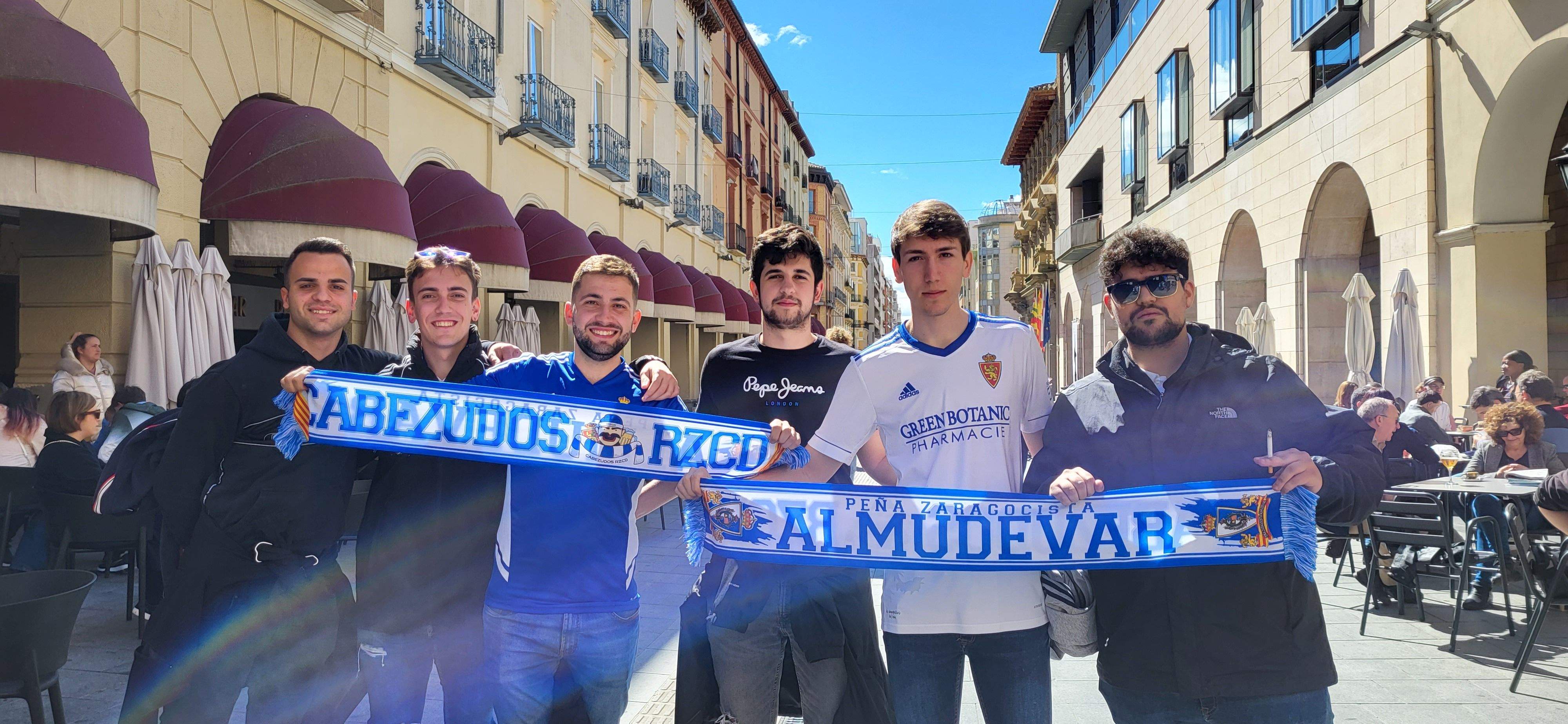  Ambiente previo al derbi del Huesca-Zaragoza en la ciudad.  Foto Mercedes Manterola