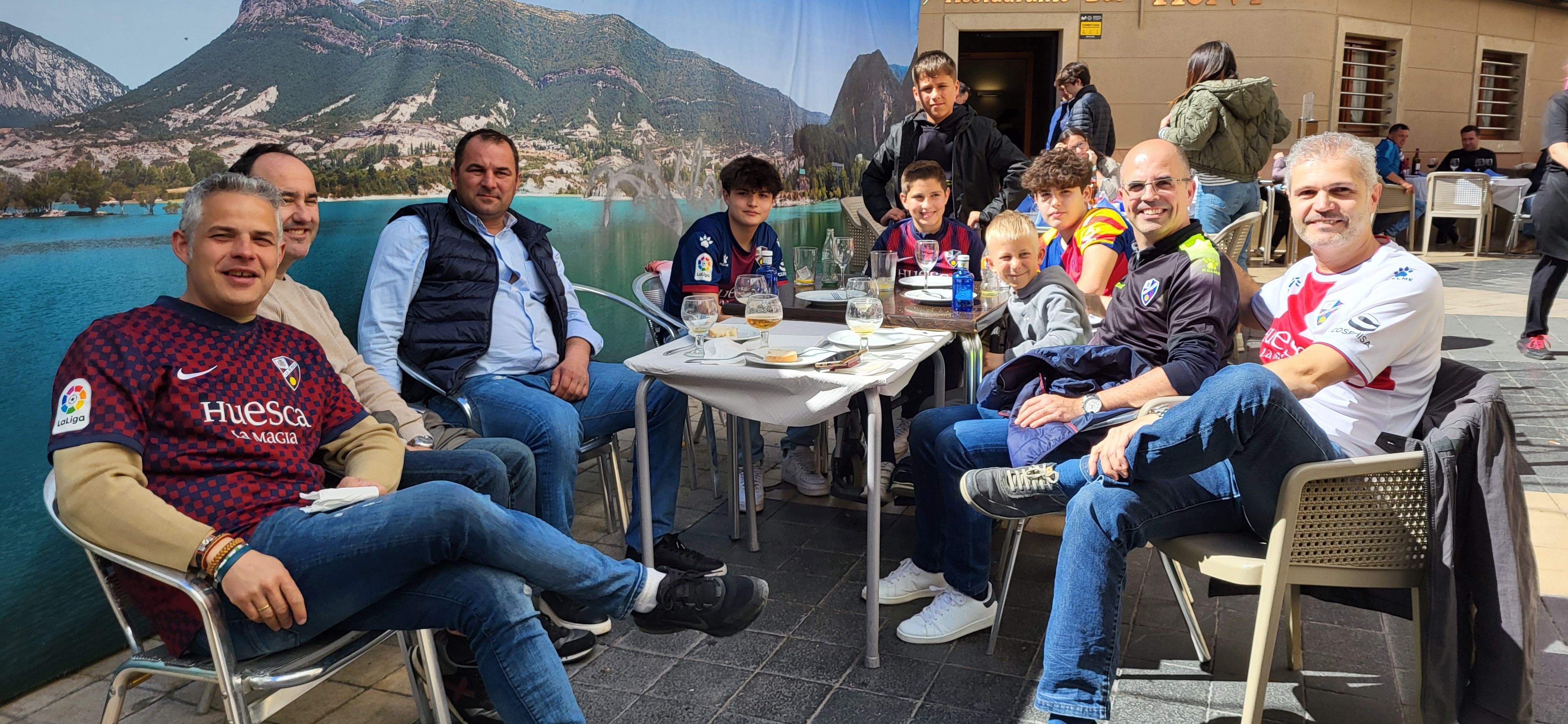 Ambiente previo al derbi del Huesca-Zaragoza en la ciudad.  Foto Mercedes Manterola