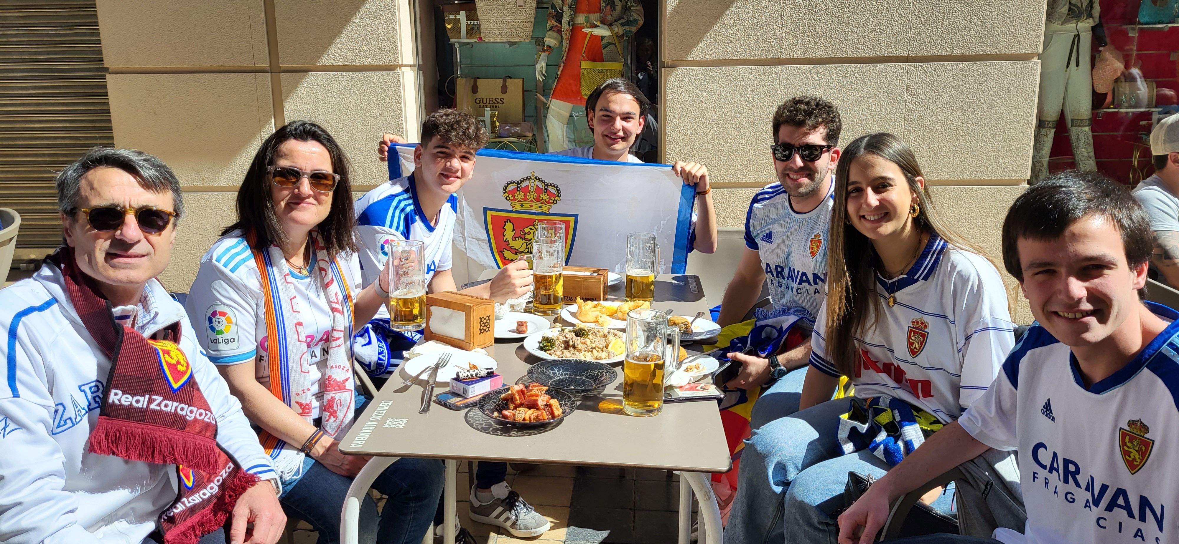  Ambiente previo al derbi del Huesca-Zaragoza en la ciudad.  Foto Mercedes Manterola
