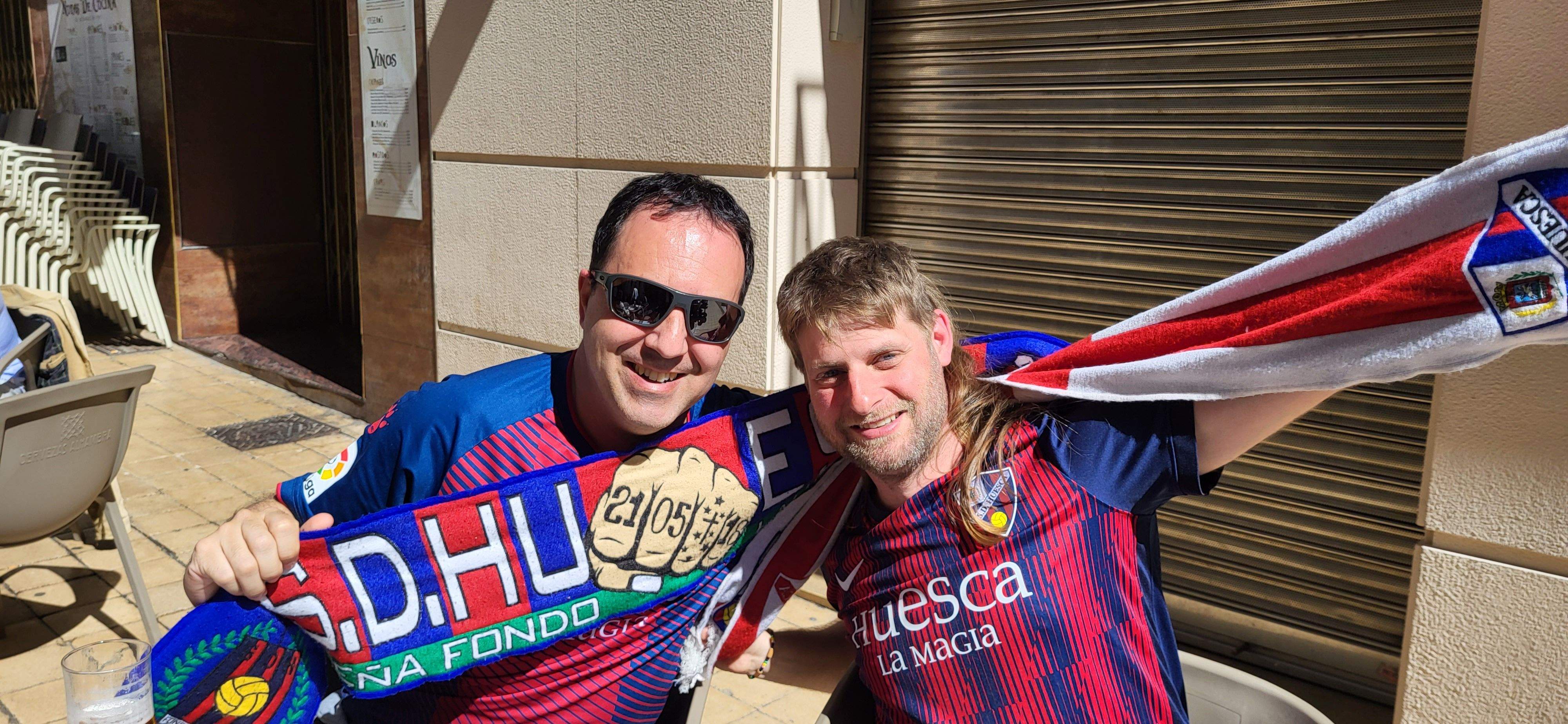  Ambiente previo al derbi del Huesca-Zaragoza en la ciudad.  Foto Mercedes Manterola