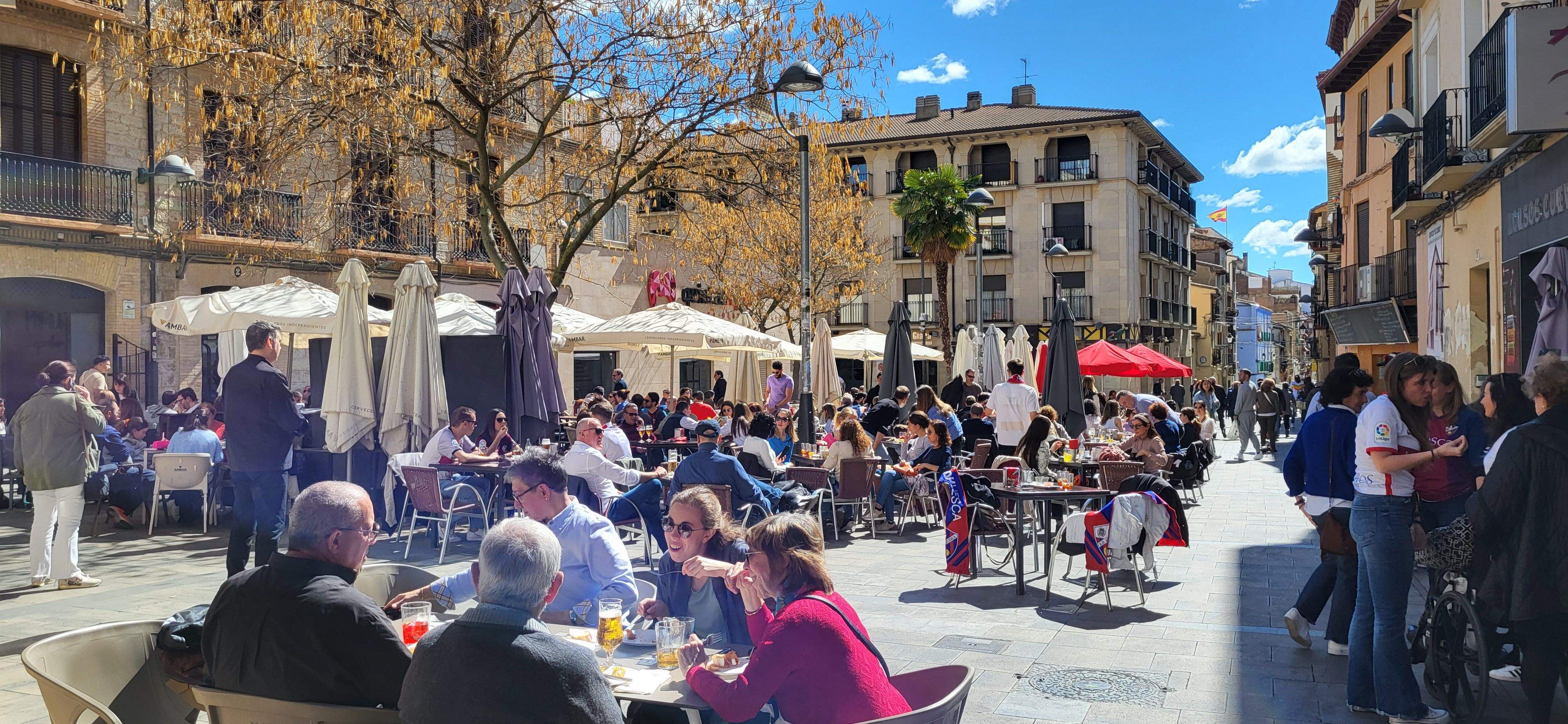  Ambiente previo al derbi del Huesca-Zaragoza en la ciudad.  Foto Mercedes Manterola