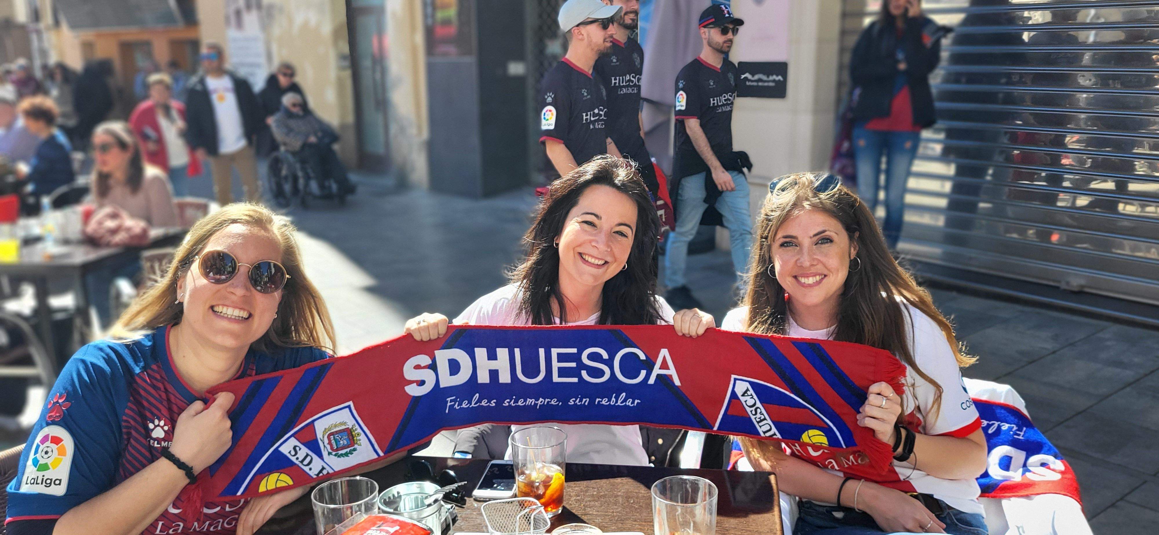  Ambiente previo al derbi del Huesca-Zaragoza en la ciudad.  Foto Mercedes Manterola