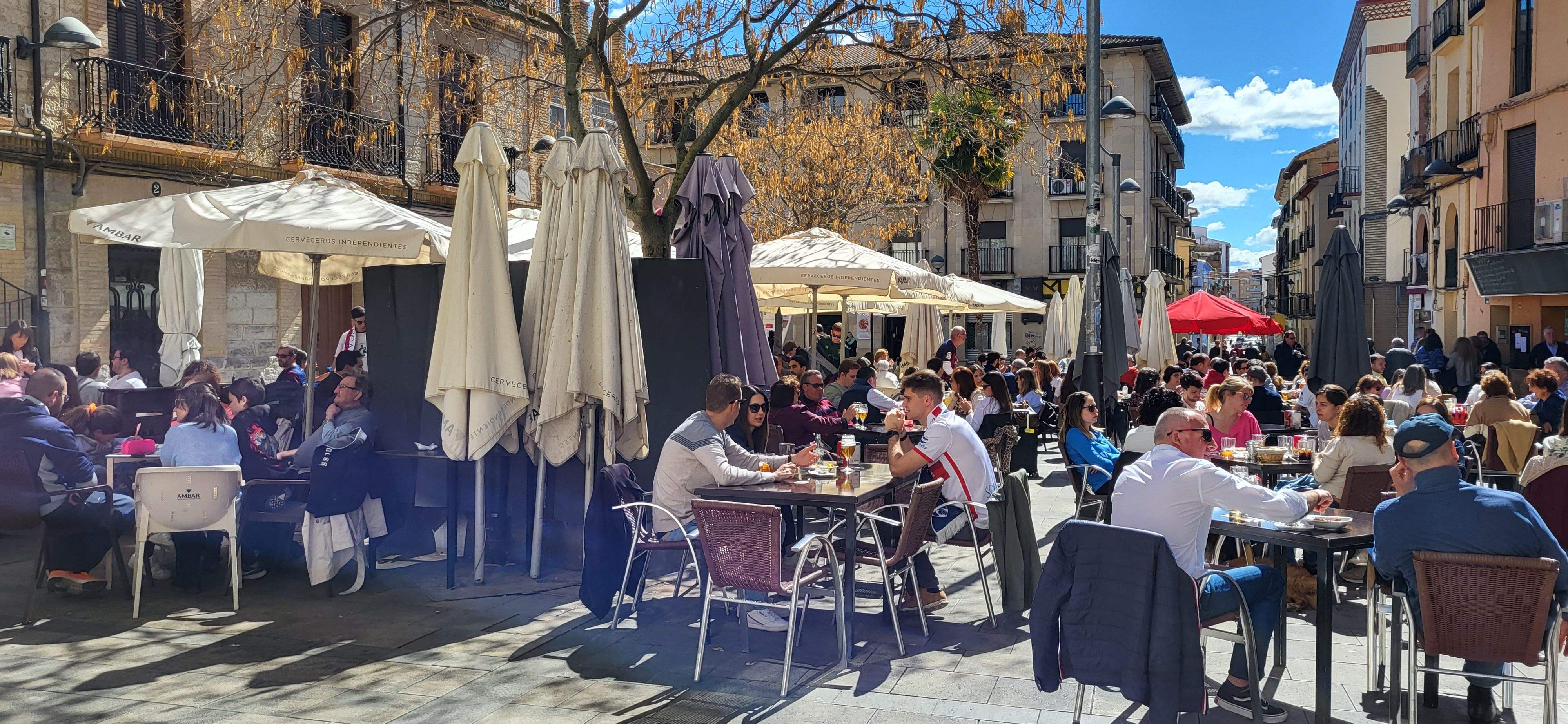  Ambiente previo al derbi del Huesca-Zaragoza en la ciudad.  Foto Mercedes Manterola