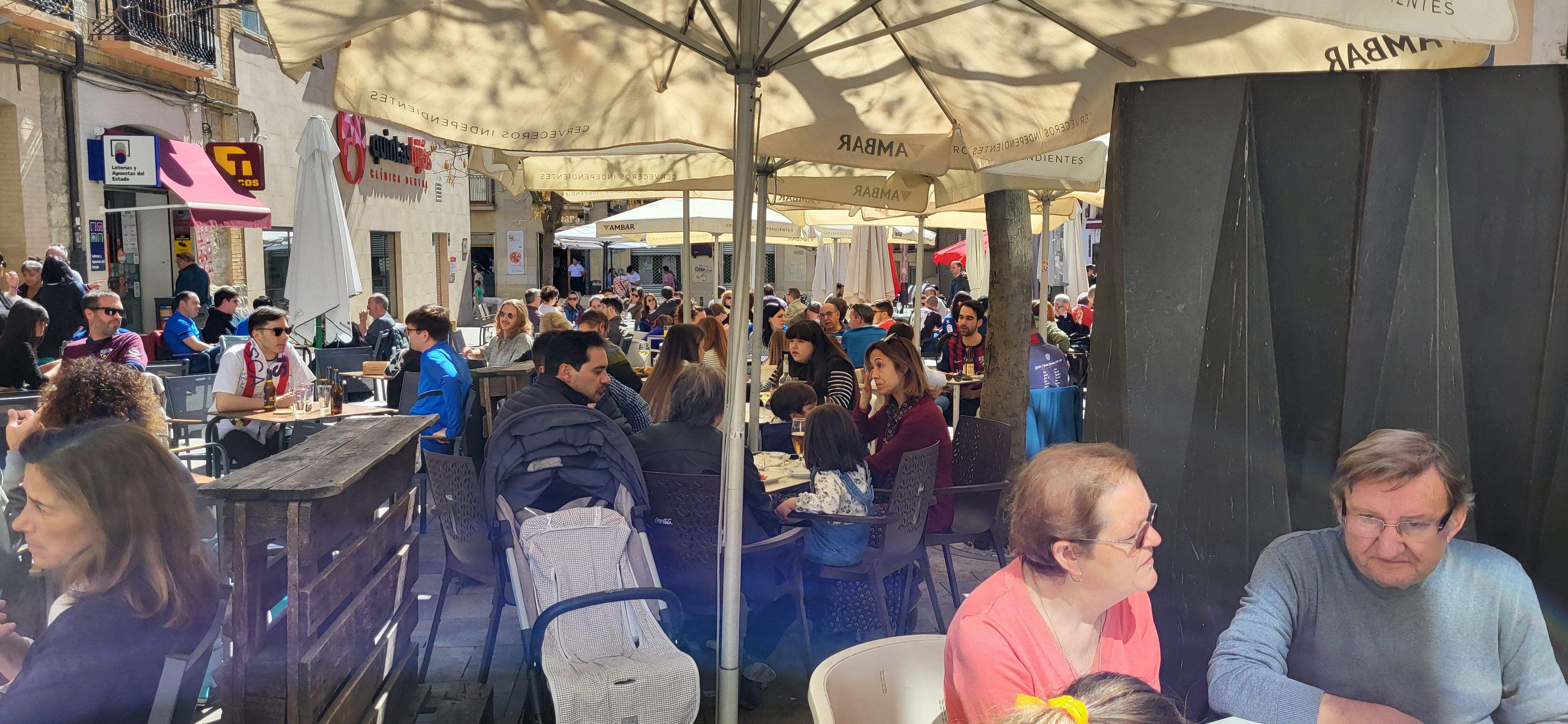  Ambiente previo al derbi del Huesca-Zaragoza en la ciudad.  Foto Mercedes Manterola