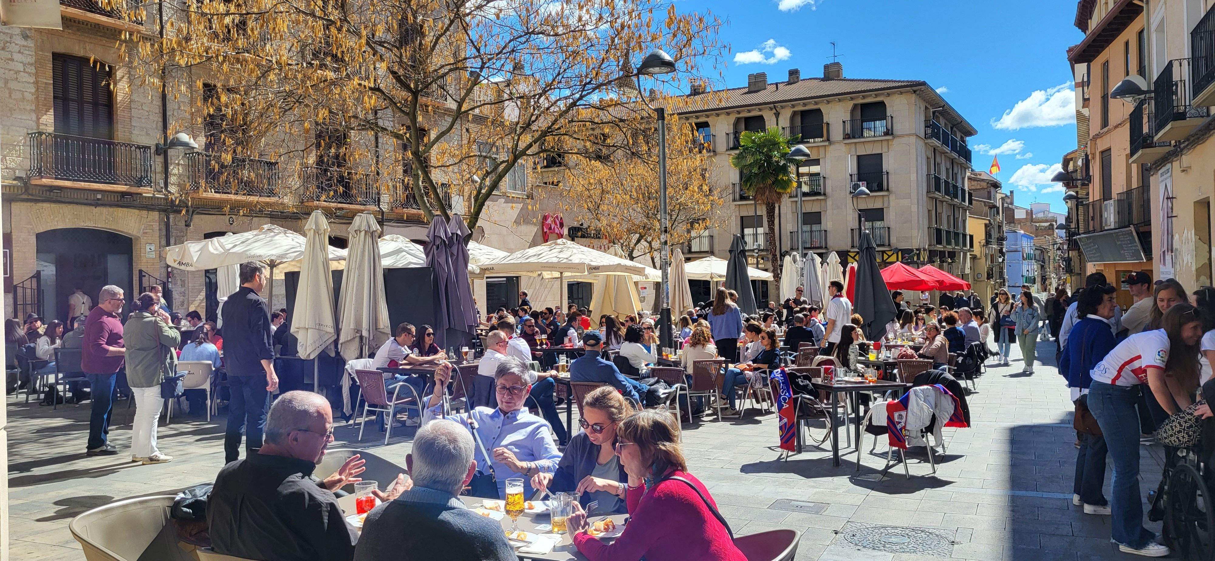  Ambiente previo al derbi del Huesca-Zaragoza en la ciudad.  Foto Mercedes Manterola
